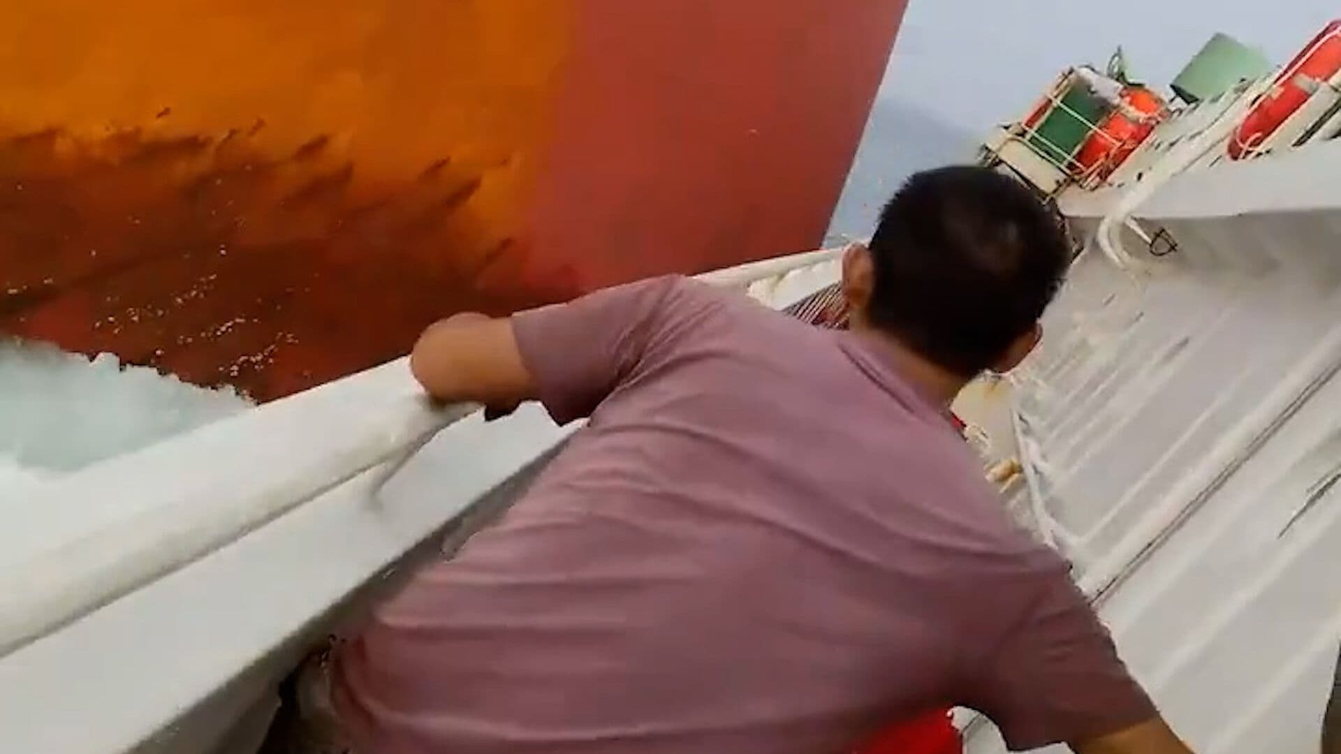 Dos Barcos Chocan cerca de Singapur