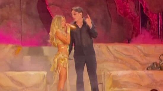Peso Pluma Aparece de Sorpresa en Concierto de Karol G y Sufre Ligero Tropiezo en el Escenario