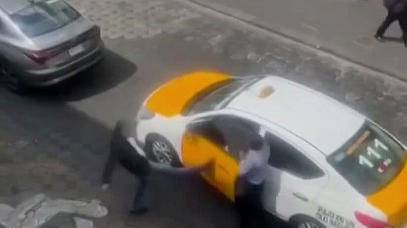 Video | Taxistas se Agarran a Golpes por Disputarse un Pasajero en Puebla