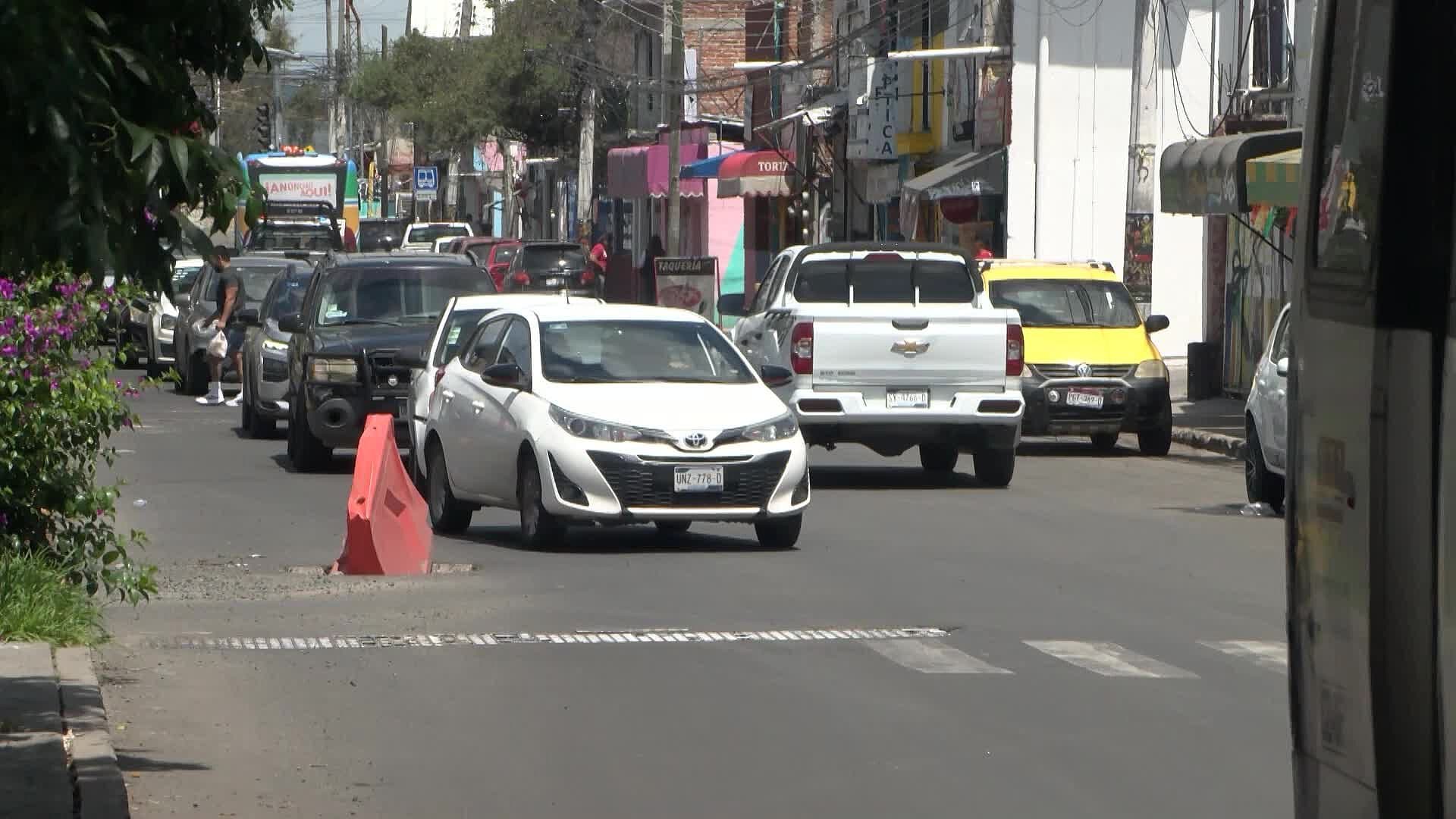 Bache en Avenida Revolución Lleva una Semana Sin Reparación en Querétaro