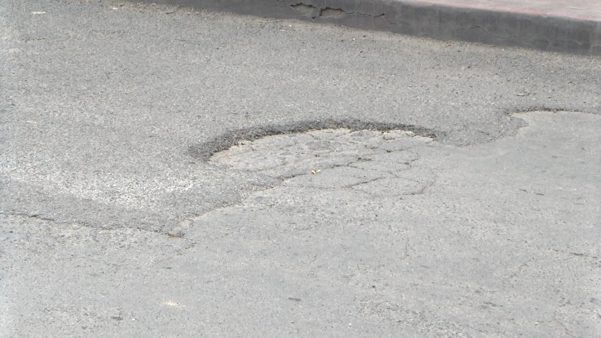 Baches y Desniveles Dificultan Circulación en Calles Mar Rojo y Mar del Sur en SLP
