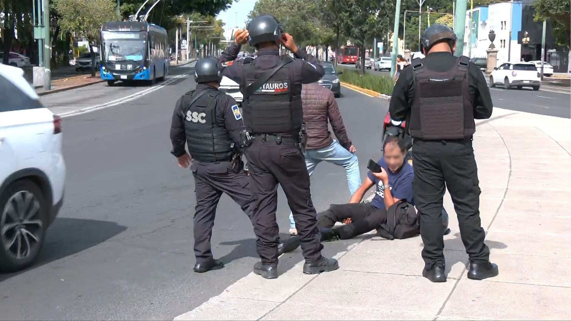 Motociclista Resulta Lesionado tras Accidentarse sobre Paseo de la Reforma