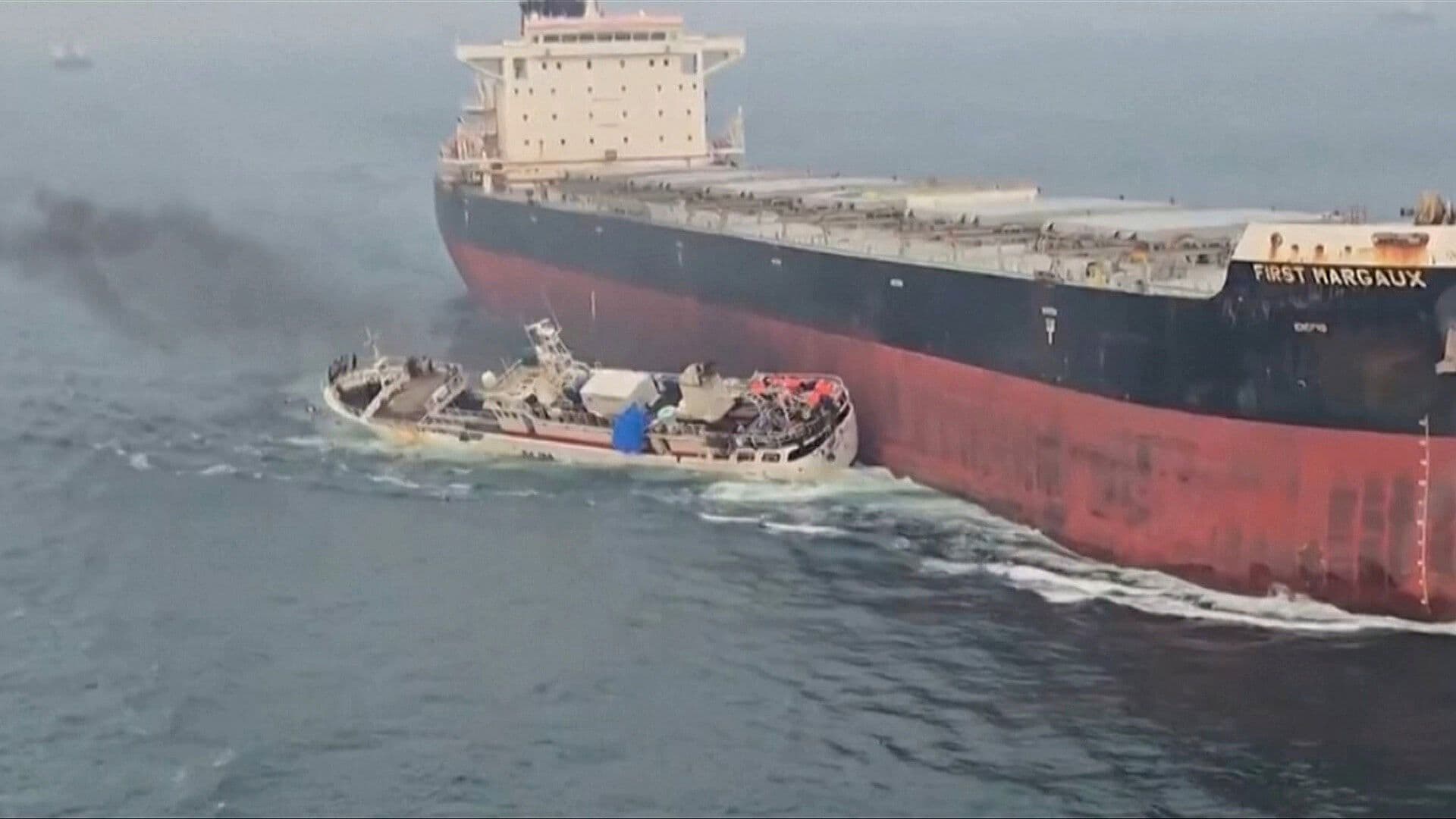 Carguero de Panamá Impacta Barco Pesquero Chino Frente a Singapur