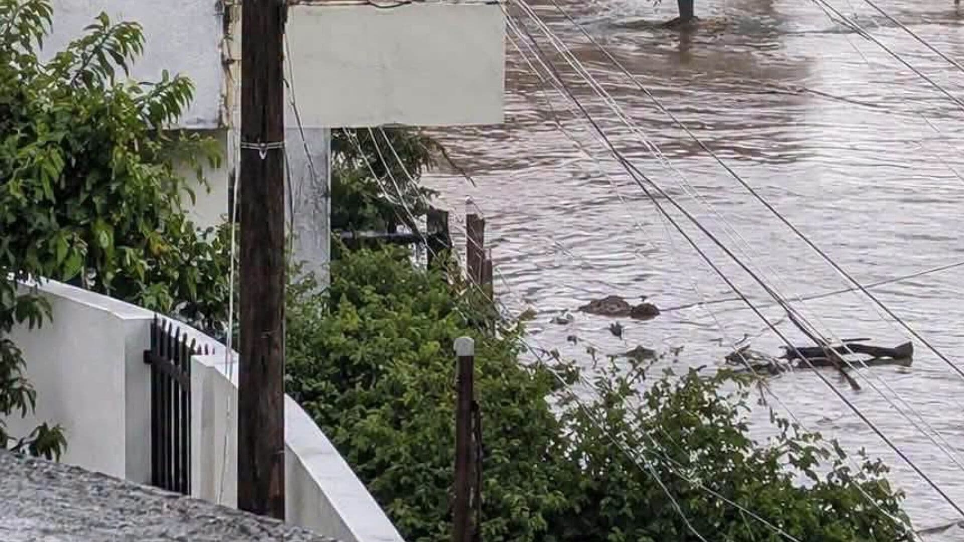 Se Desborda Arroyo en Colima, en Medio de Alerta por Huracán Polo