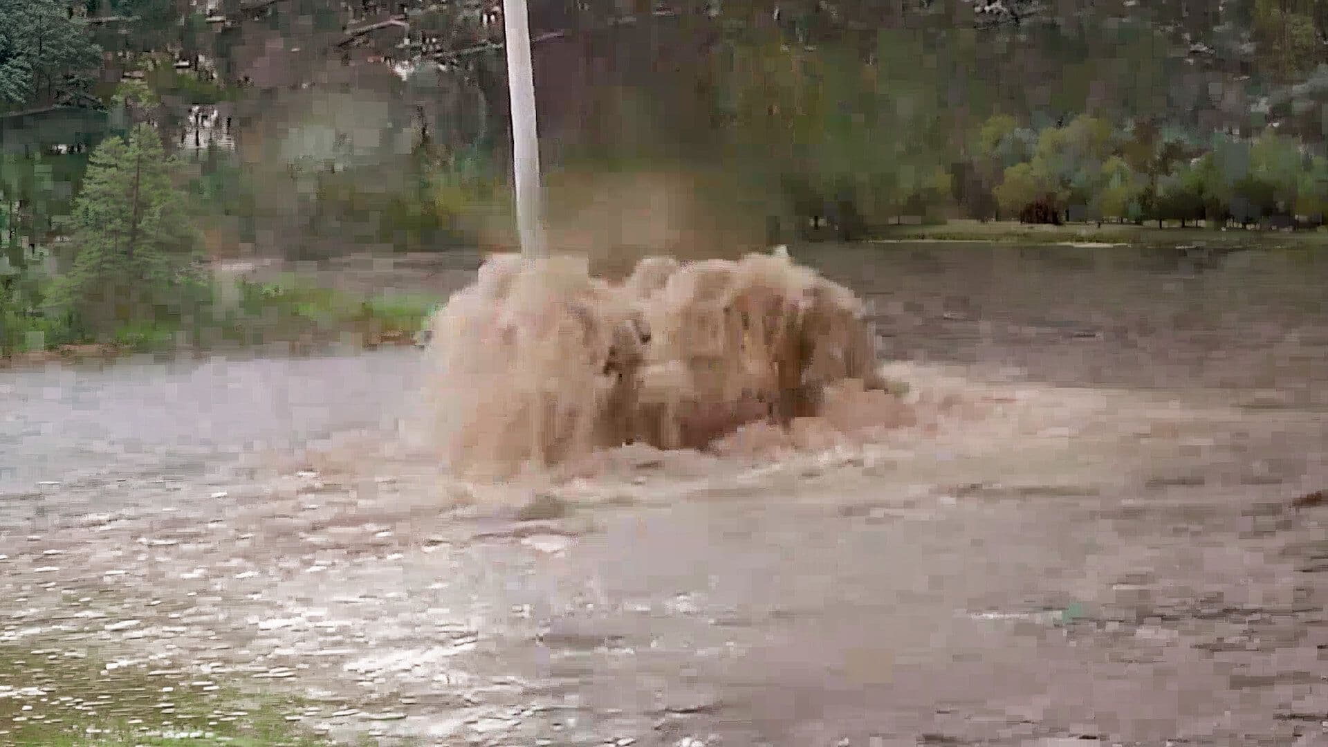 Se Desborda Arroyo por Lluvias en Colima
