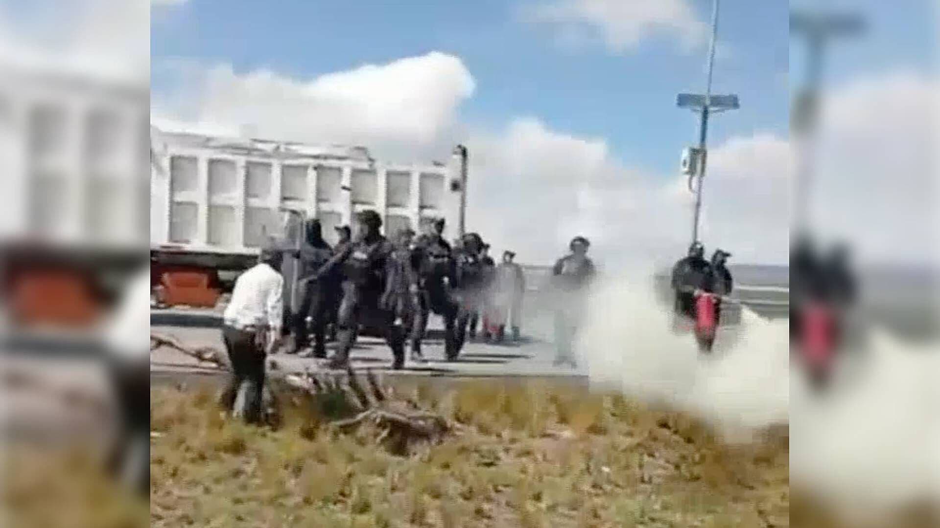 Antimotines se Enfrentan a Manifestantes que Cerraron la Autopista Xalapa Perote Veracruz