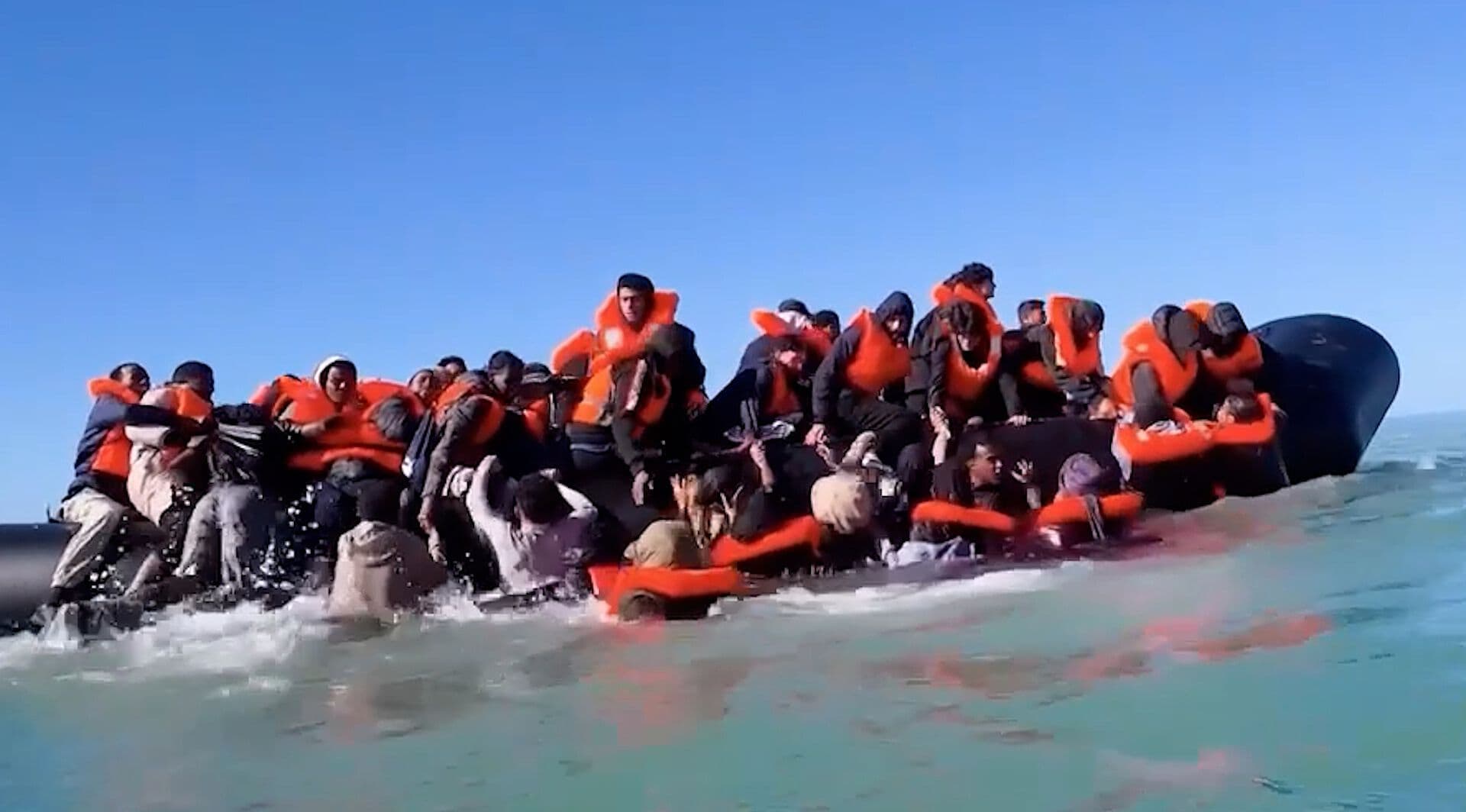 En Bote, Migrantes Buscan Cruzar el Canal de la Mancha