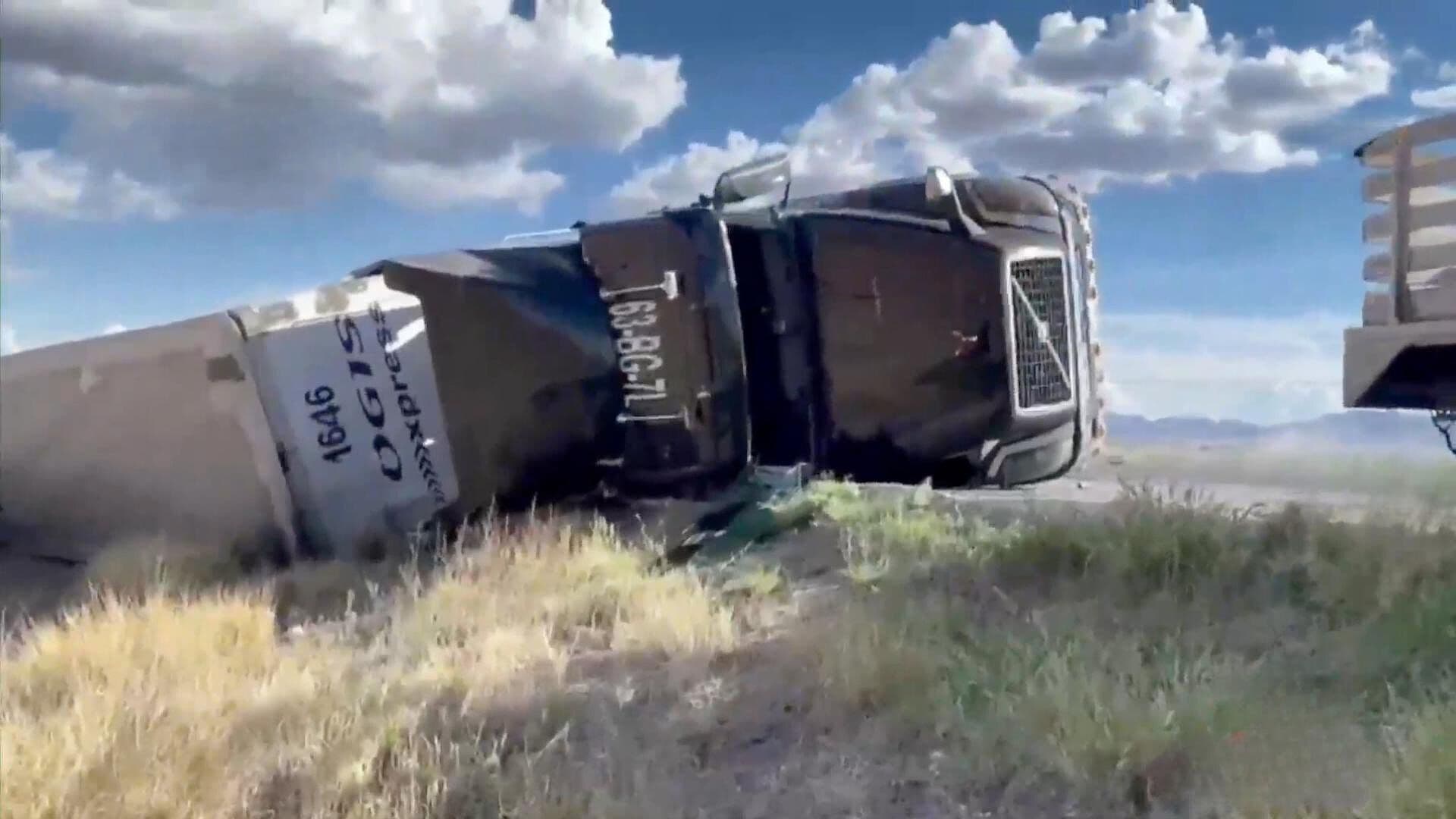 Vuelca Tráiler Cargado con Azúcar en la Carretera Chihuahua-Delicias