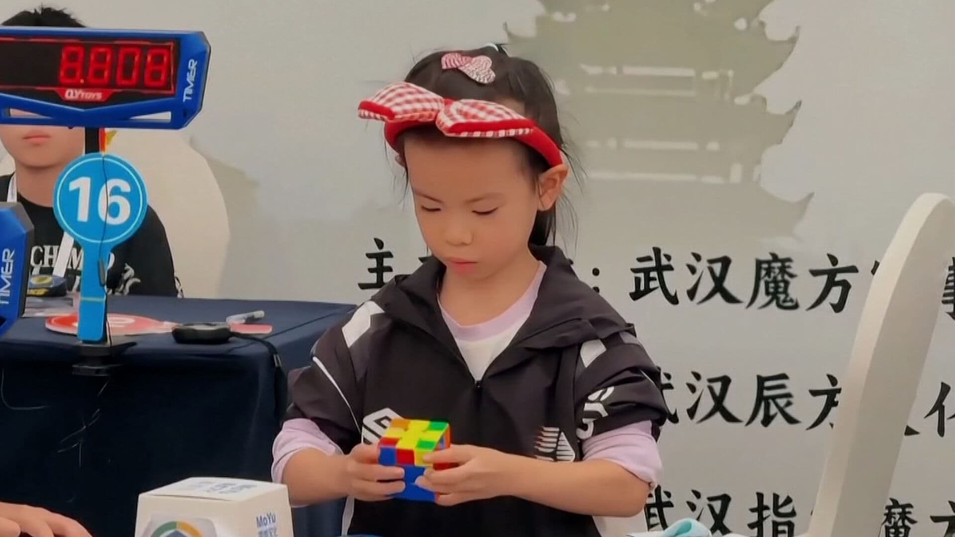Niña de 6 años Impone Récord en Cubo Rubik