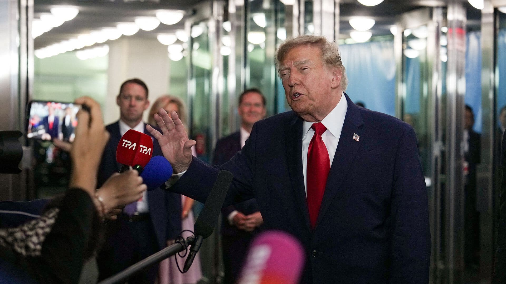 Trump Confronta a CNN