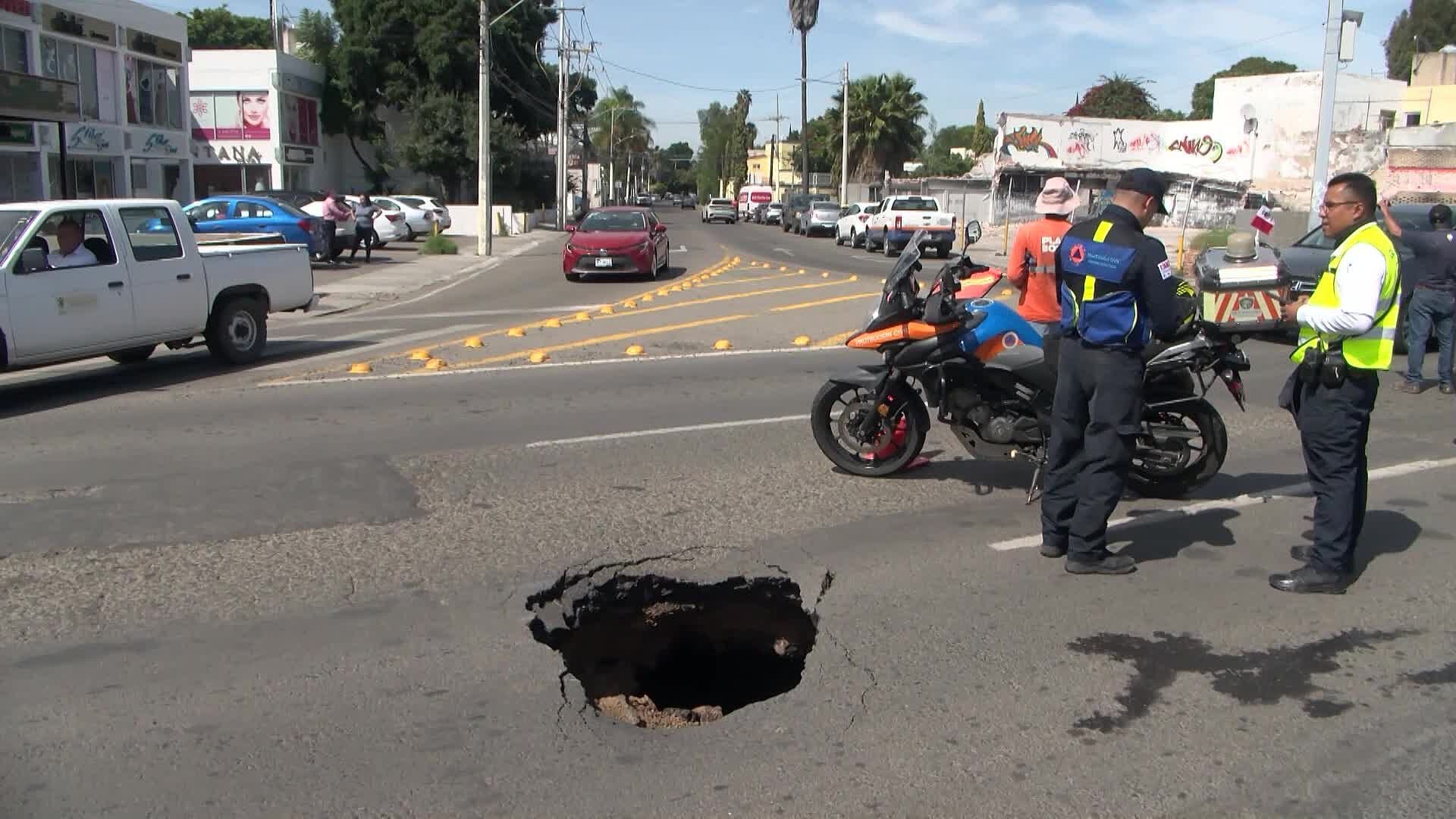 Enorme Socavón Afecta Circulación en Avenida Bernardo Quintana en Querétaro