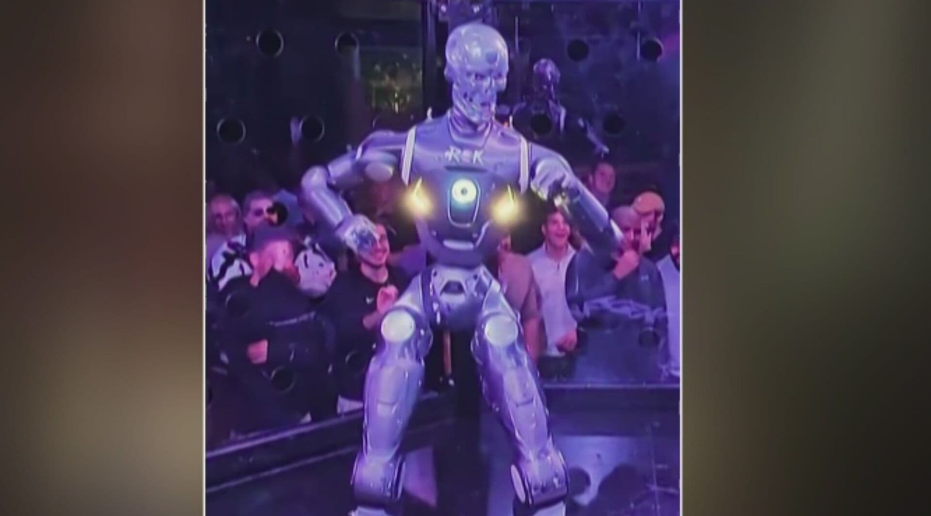 Video | Creador de Contenido Enfrenta a Robot en Pelea de Artes Marciales Mixtas