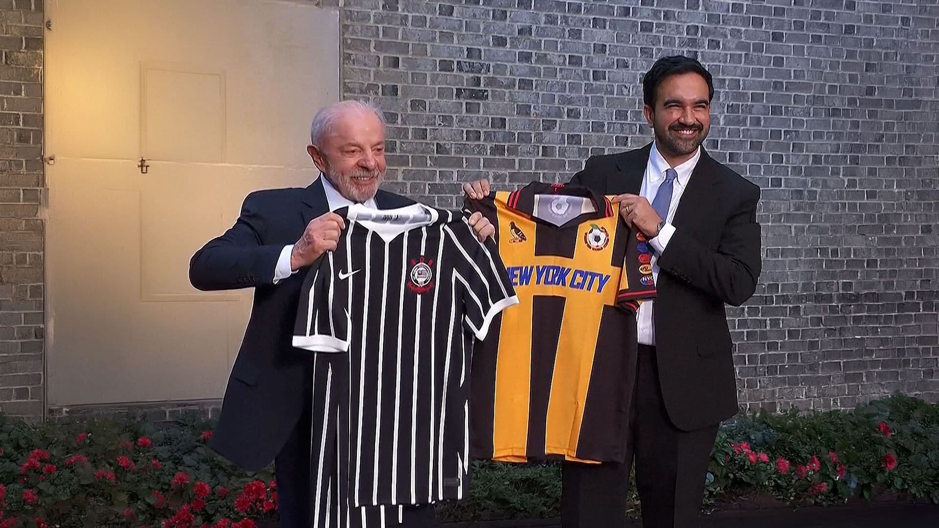 Lula y Mamdani Intercambian Jerseys