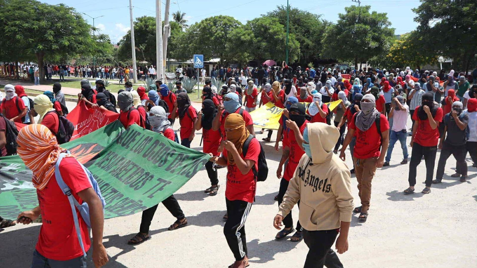 Normalistas Realizan Manifestación en Iguala por Desaparición de los 43