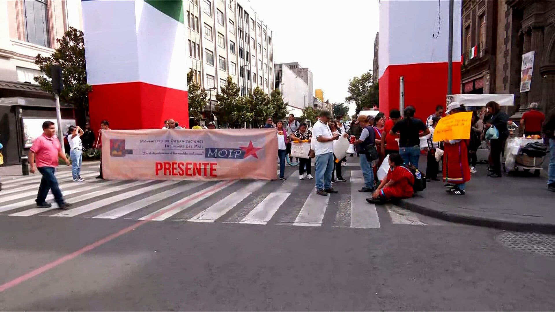 Artesanos Indígenas Bloquean 20 de Noviembre, en el Centro Histórico