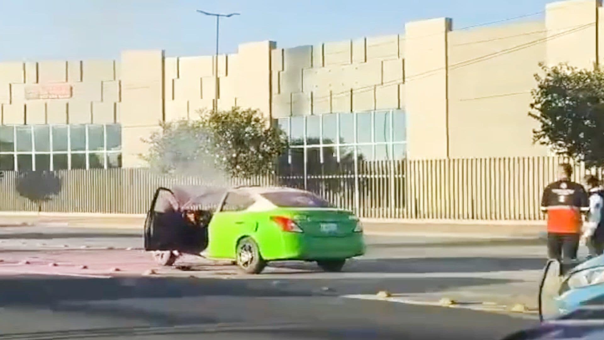Taxi se Incendia en Bulevar en León y Provoca Tráfico por Varias Horas
