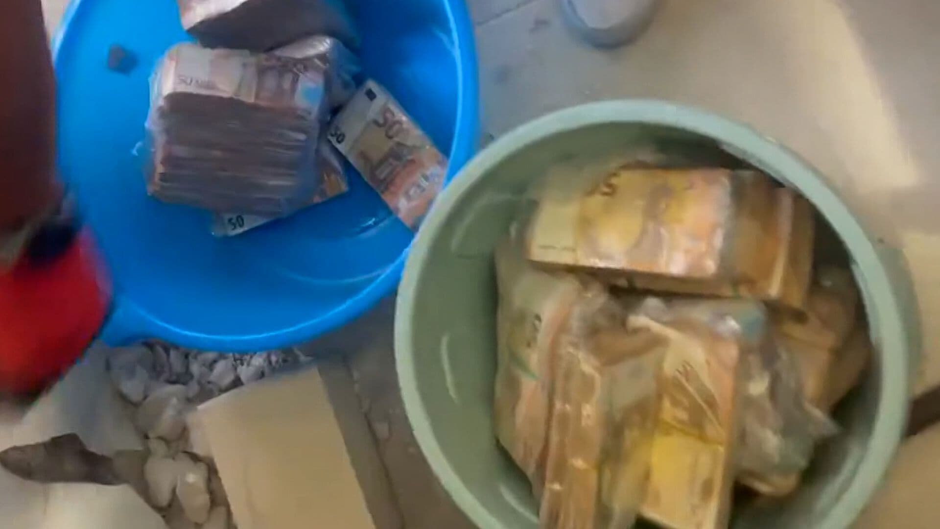 Encuentran 63 Millones en Muros de Departamento