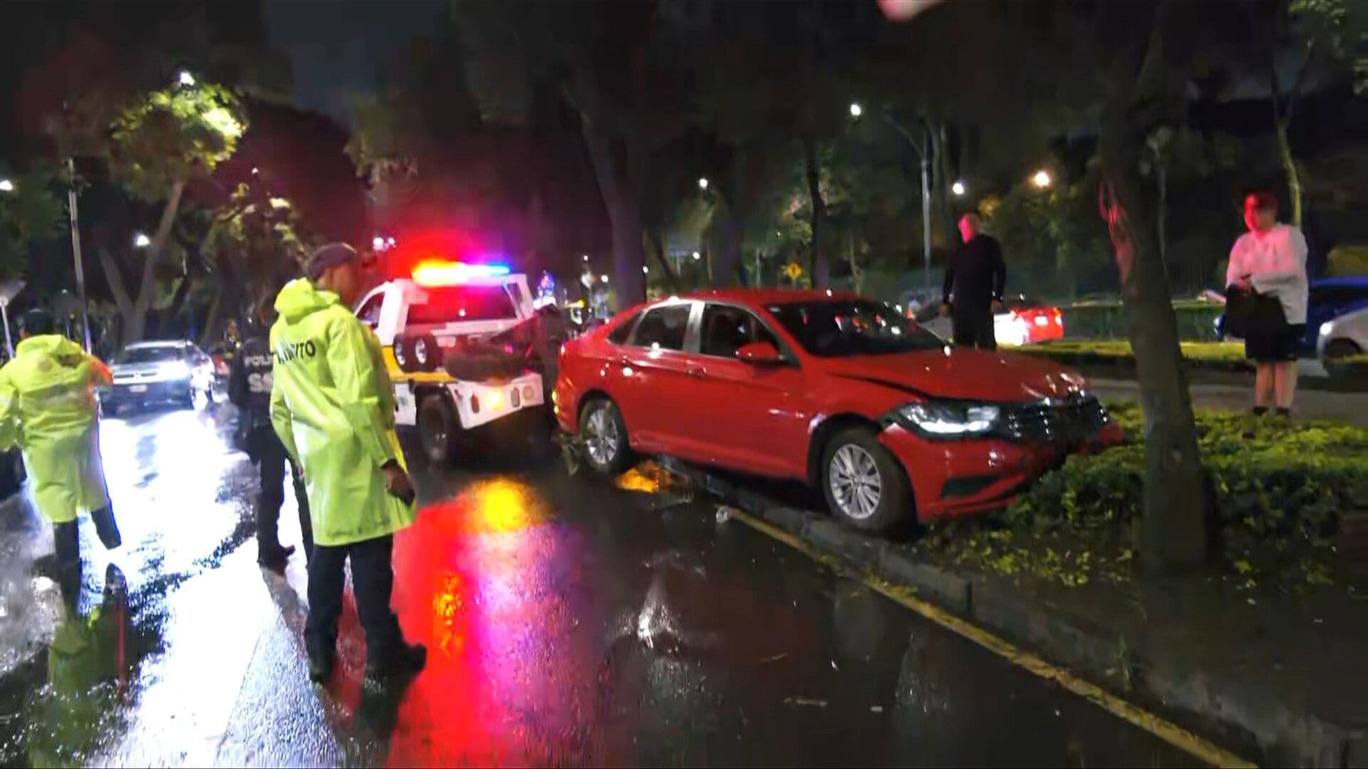 Automóvil Se Sube a Camellón y Choca con Árbol sobre Reforma en Polanco