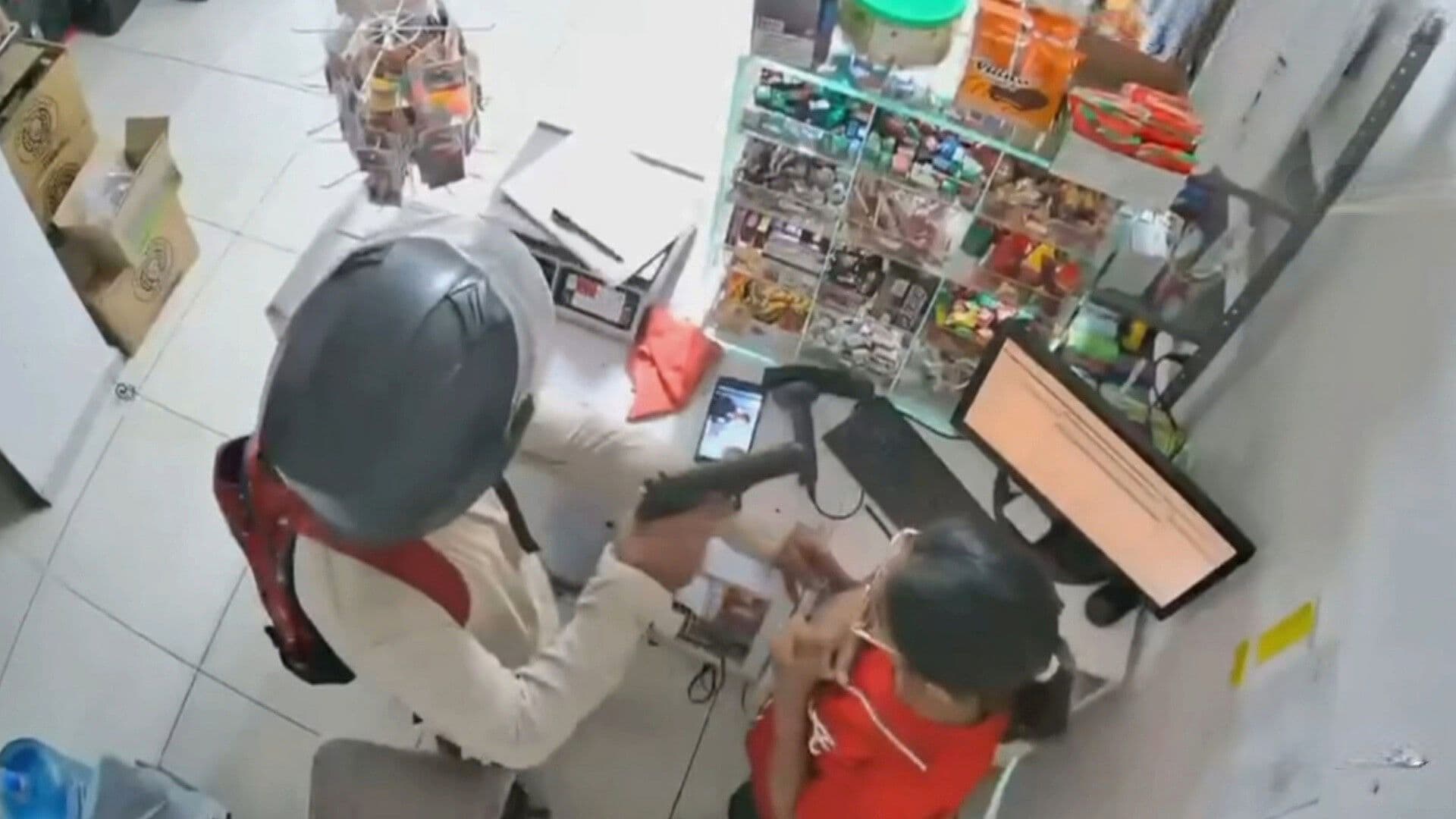 Video: Asaltan Negocio en Morelia y Golpean a Encargada con Pistola