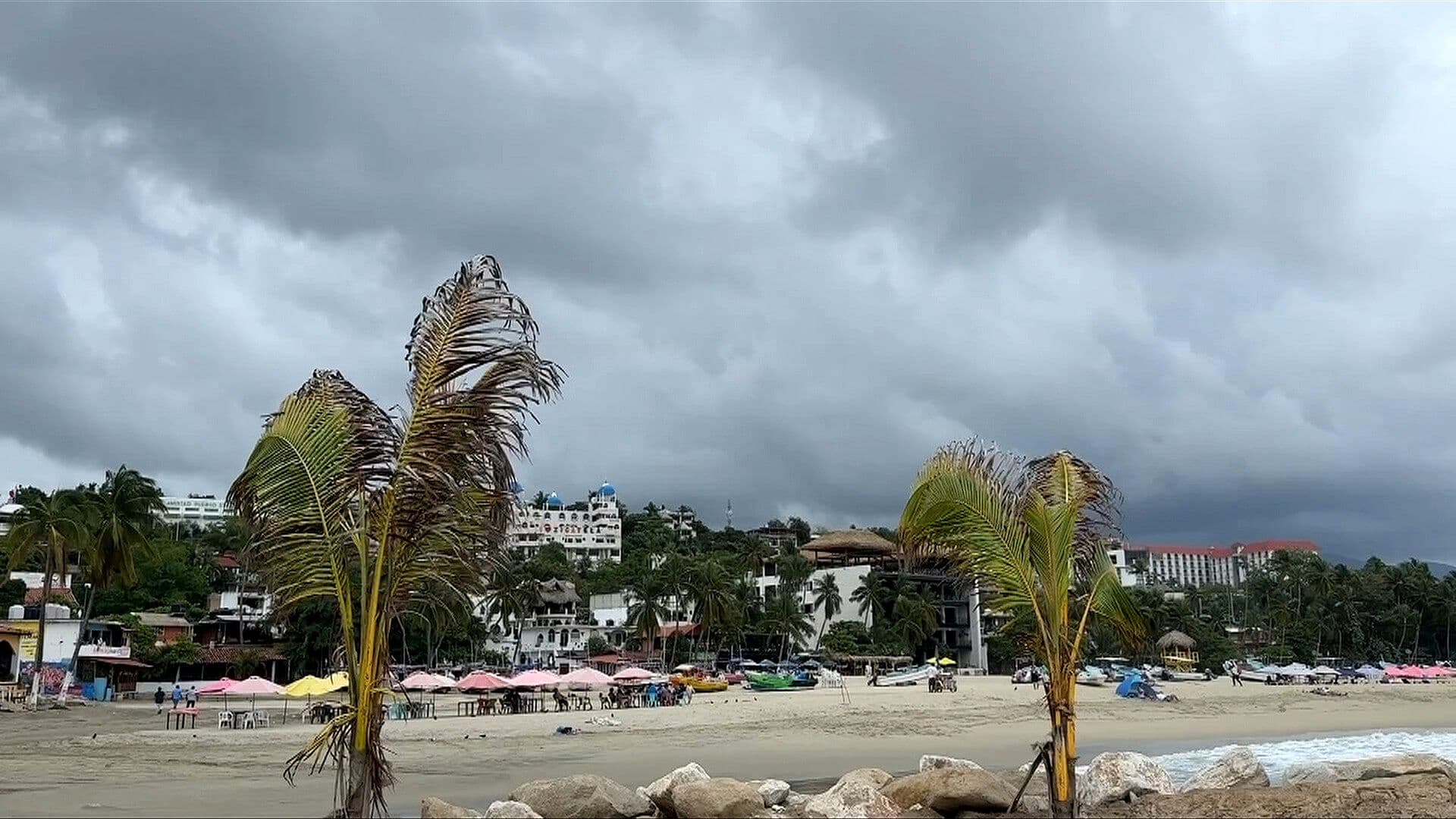 Polo se Hace Sentir con Fuerza en Oaxaca: Hay Alerta en Puerto Escondido