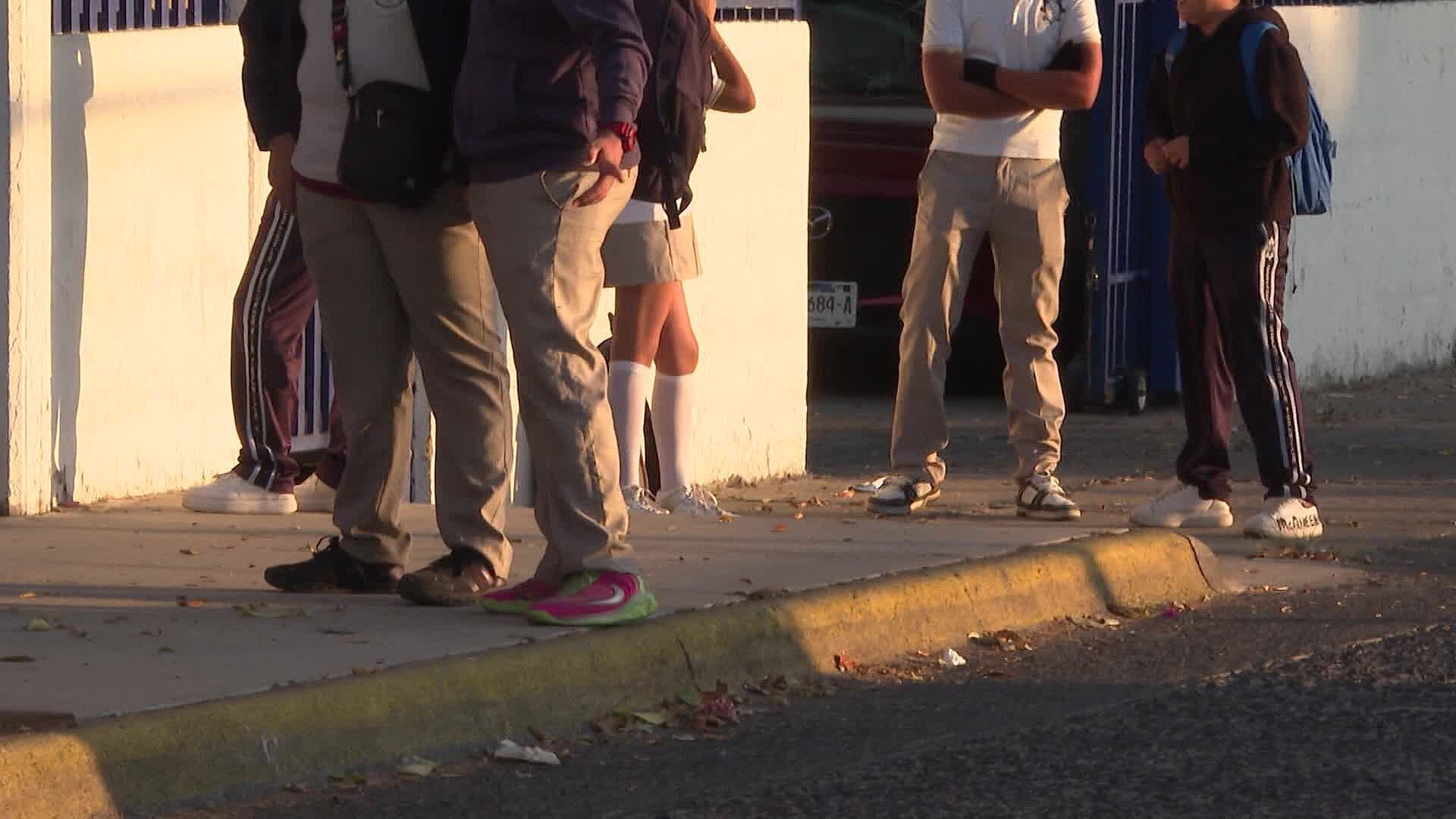 Padres de Familia de Jalisco Opinan sobre Prohibición de Celulares