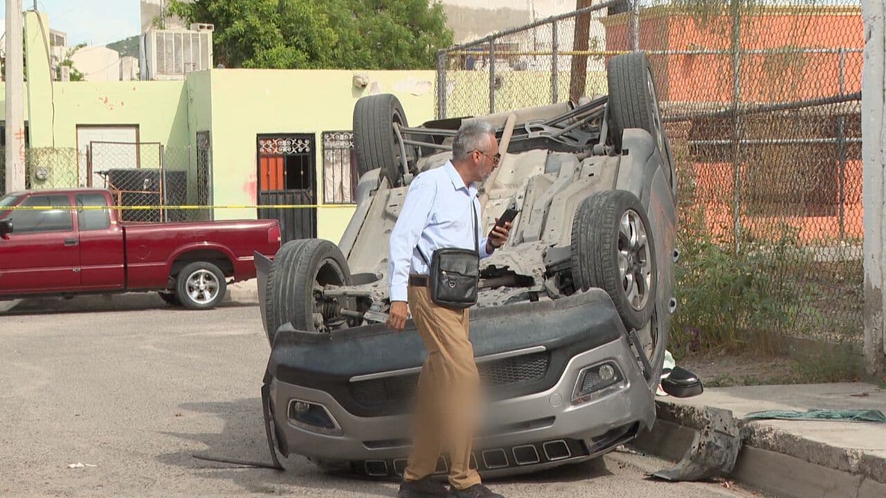 Camioneta Choca Contra Unidad Estacionada y Termina Volcada en Palo Verde