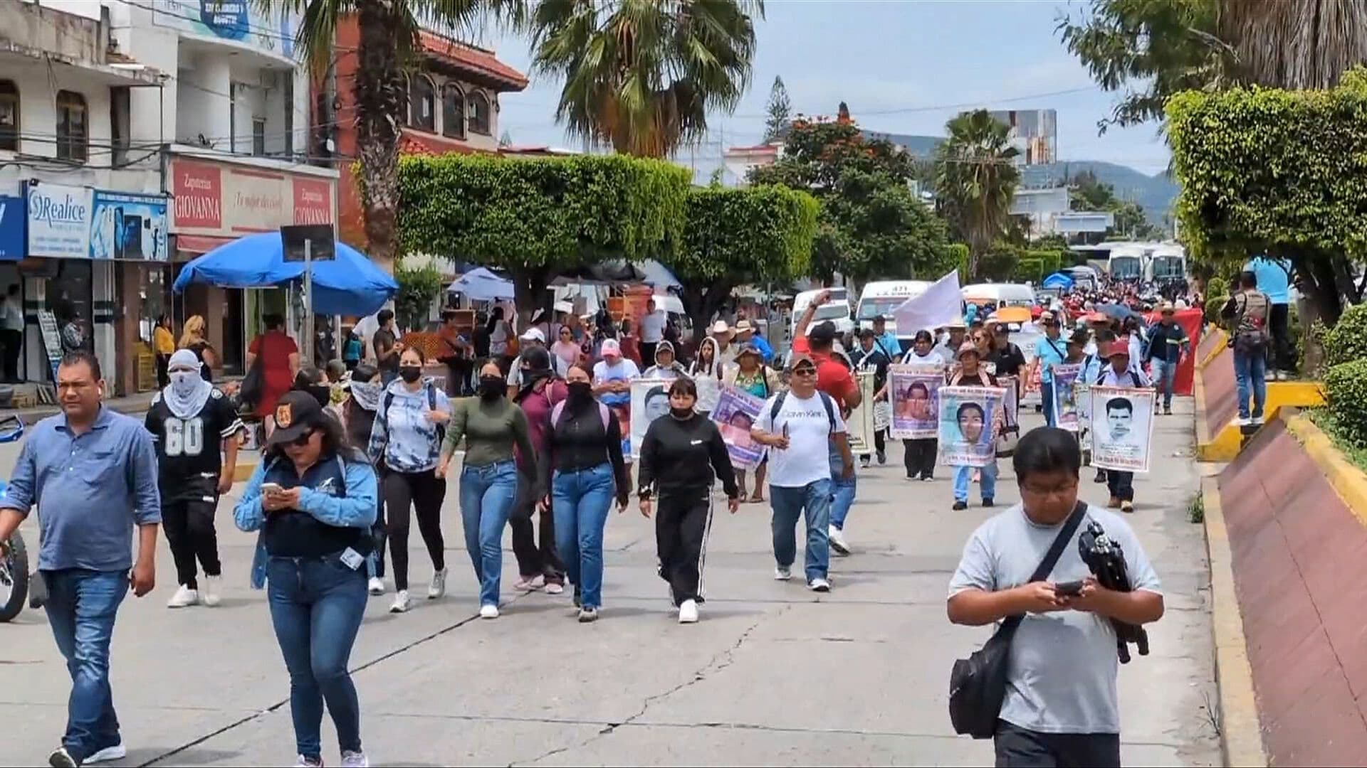 Entre Marchas y Pintas Recuerdan 12 Años de Desaparición de los 43 de Ayotzinapa
