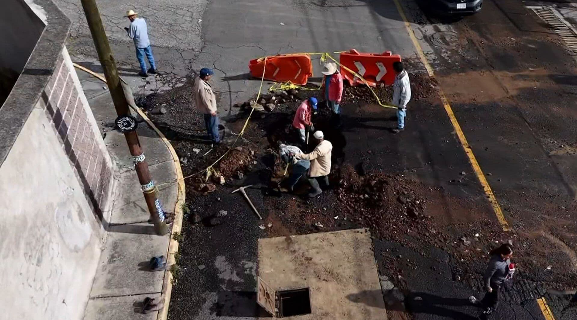 Fuga de Agua Provoca Socavón y Afecta Suministro en Edomex