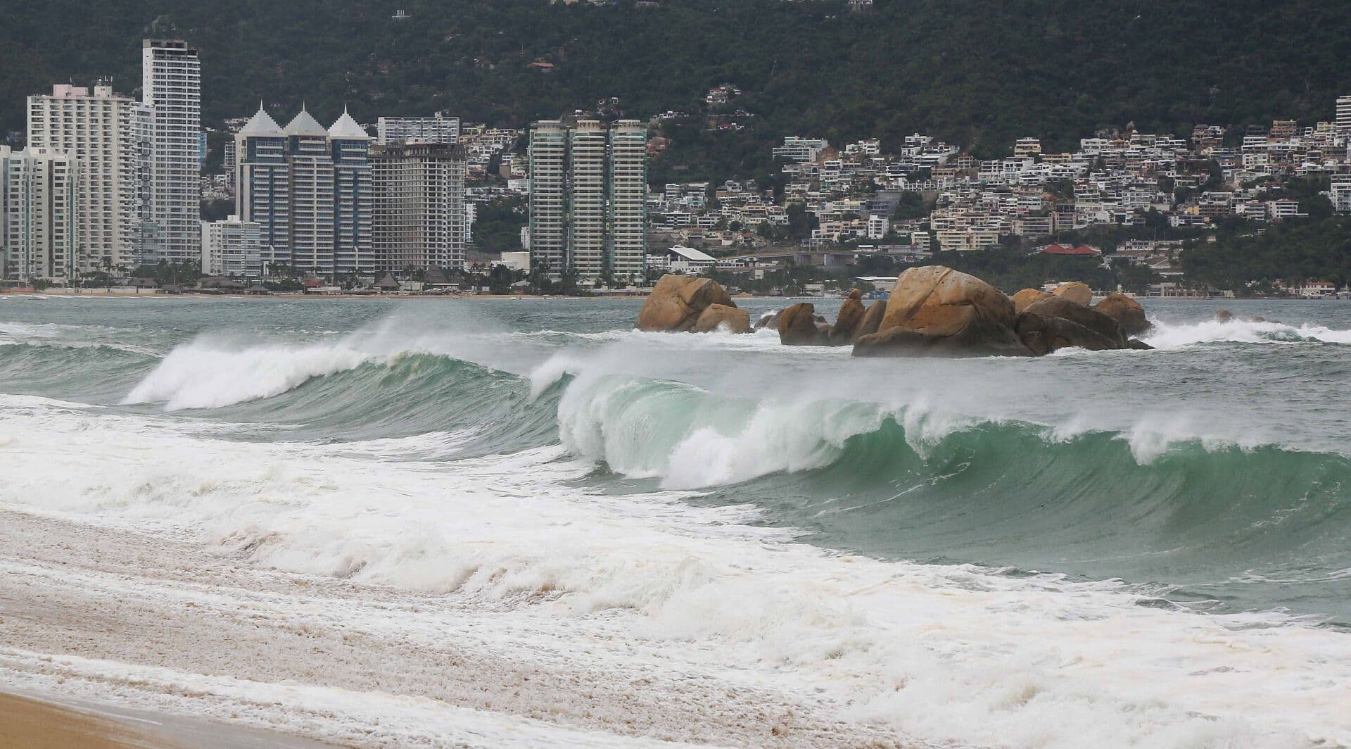Cámara de N+ Capta Oleaje de 5 Metros en Acapulco por Paso de Polo