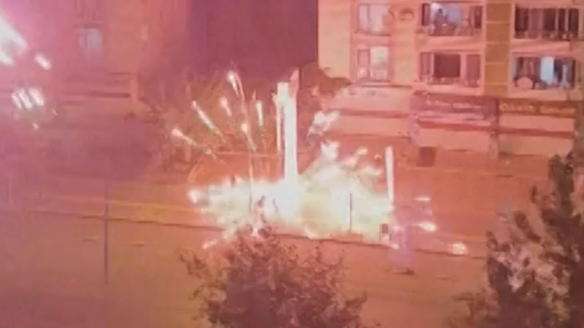 Momento en que Fuegos Artificiales Impactan a Personas