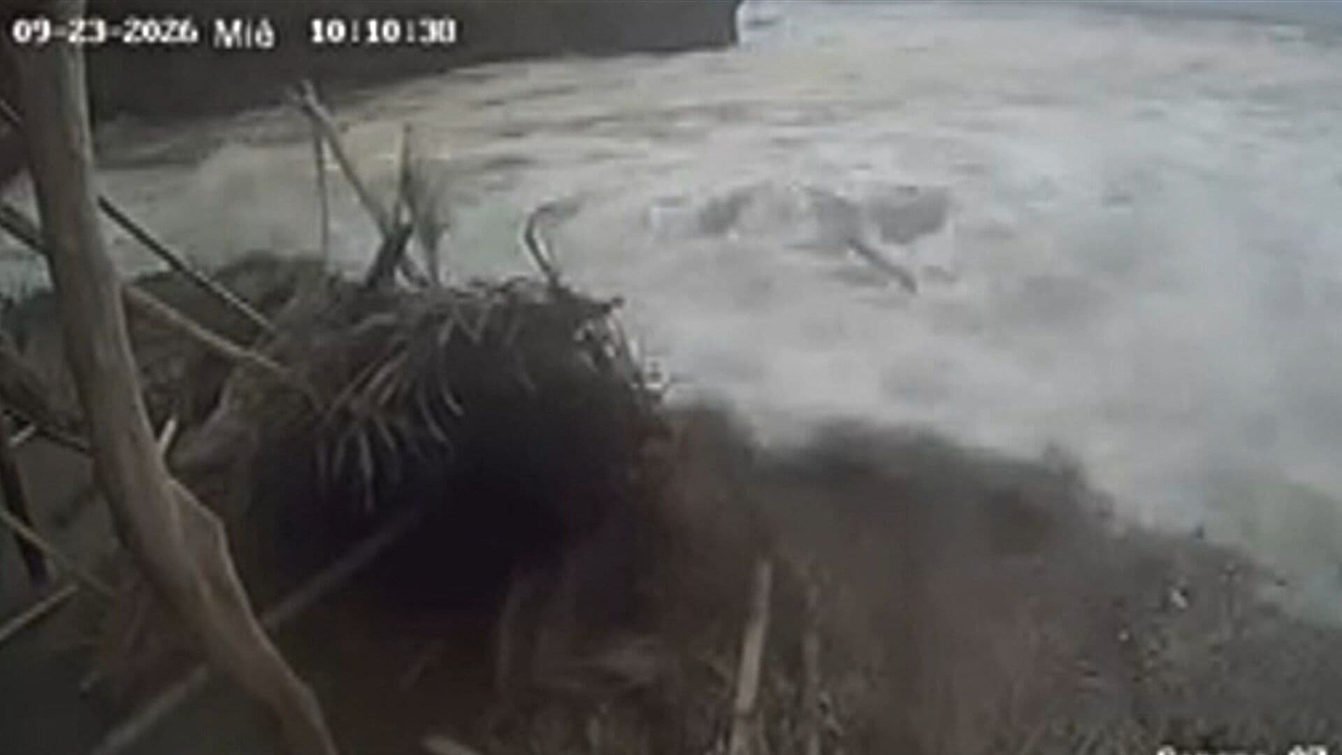Video | Fuerte Oleaje se Lleva Parte de una Palapa en Lázaro Cárdenas, Michoacán