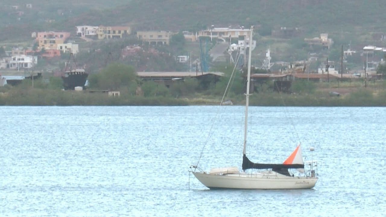 Rescatan a Joven Kayakista Tras Caer al Mar en San Carlos