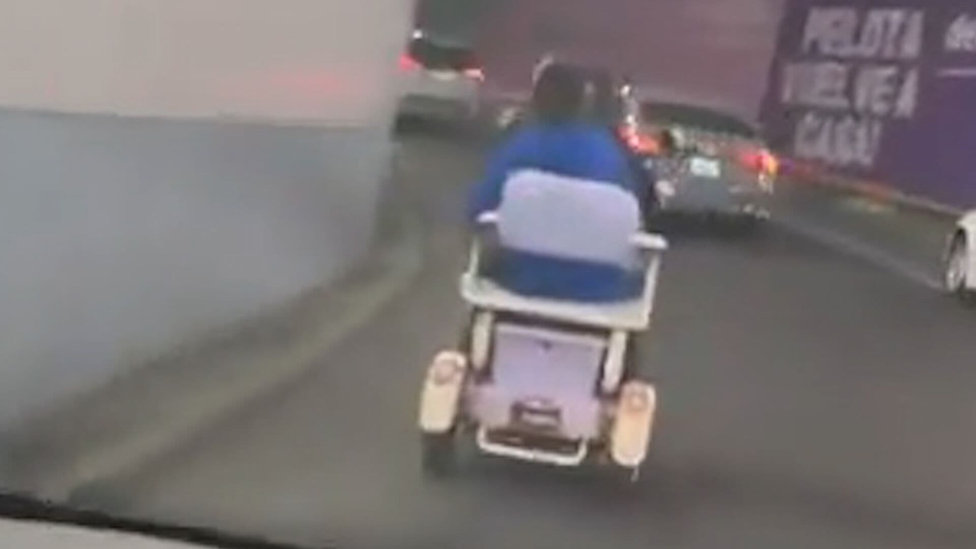 Moto Eléctrica Circula en Bajopuente de CDMX