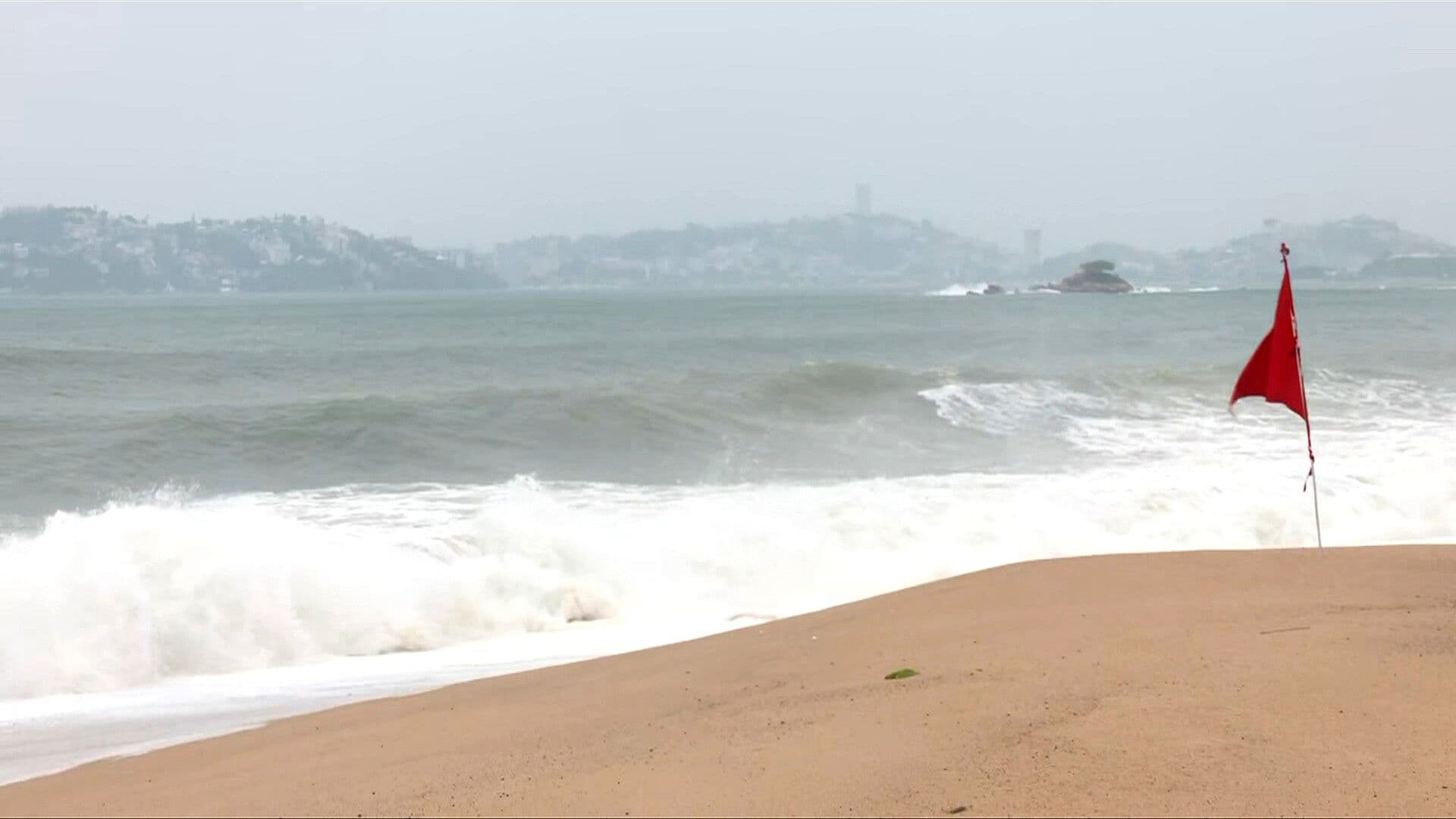 Colocan Bandera Roja en Playas de Acapulco por Marejadas Violentas de Polo