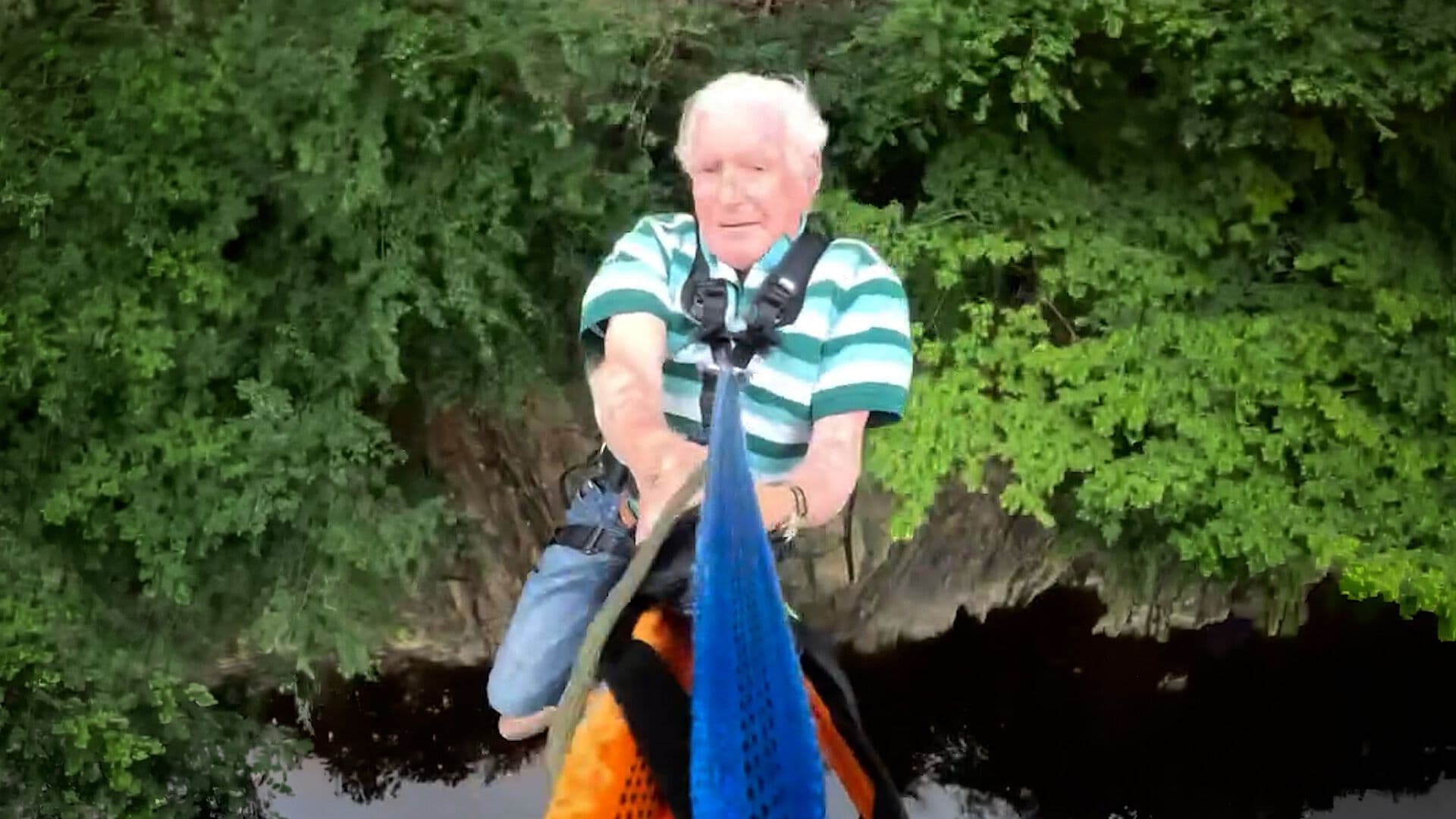 Adulto Mayor Salta De Bungee