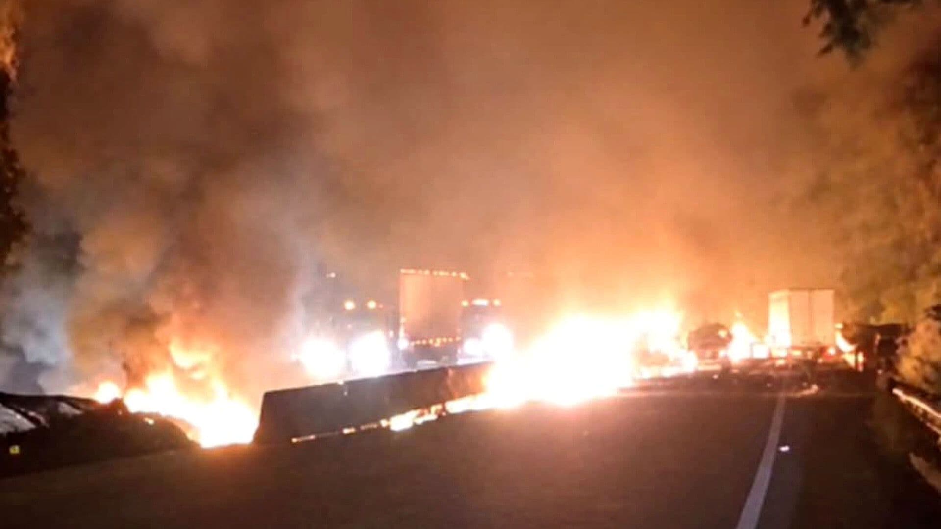 Choque de Dos Tráileres Provoca Incendio y Bloquea Autopista Tepic-Guadalajara