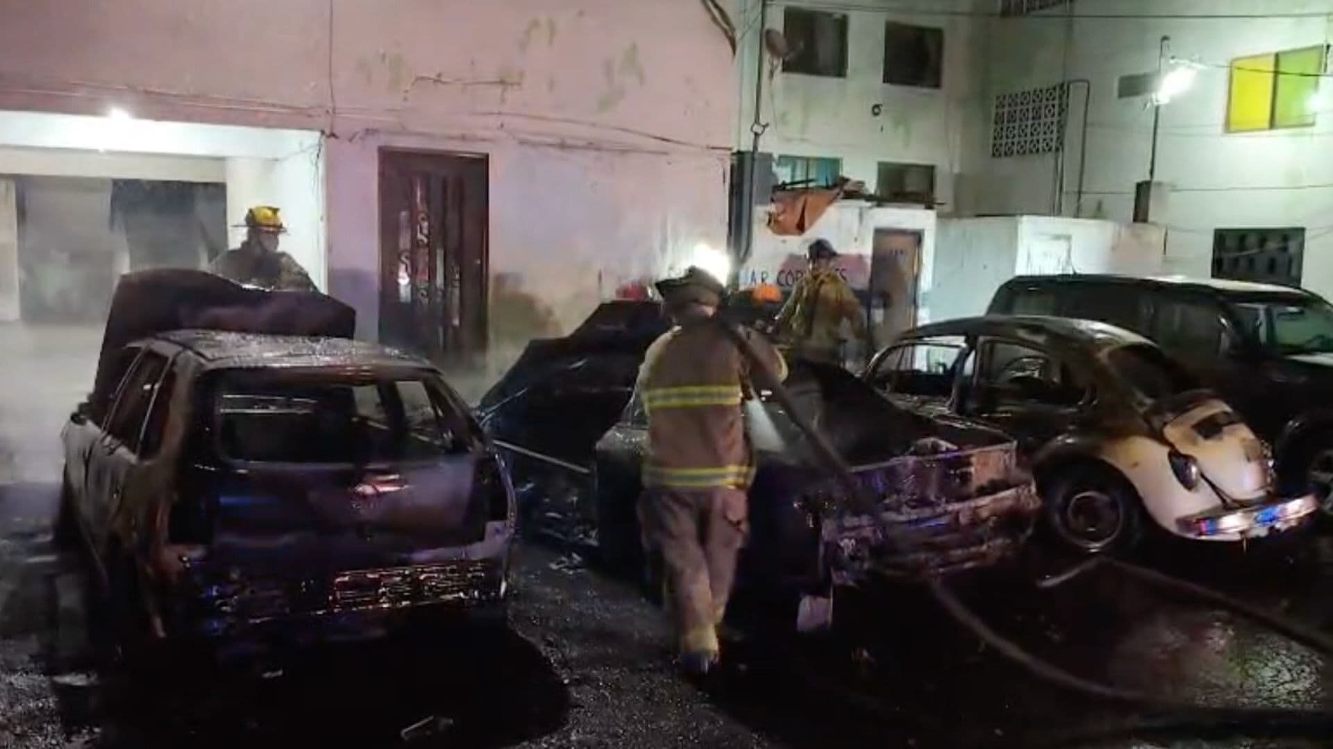 Moviliza Incendio de Autos en Colonia Villa de San Miguel en Guadalupe, NL