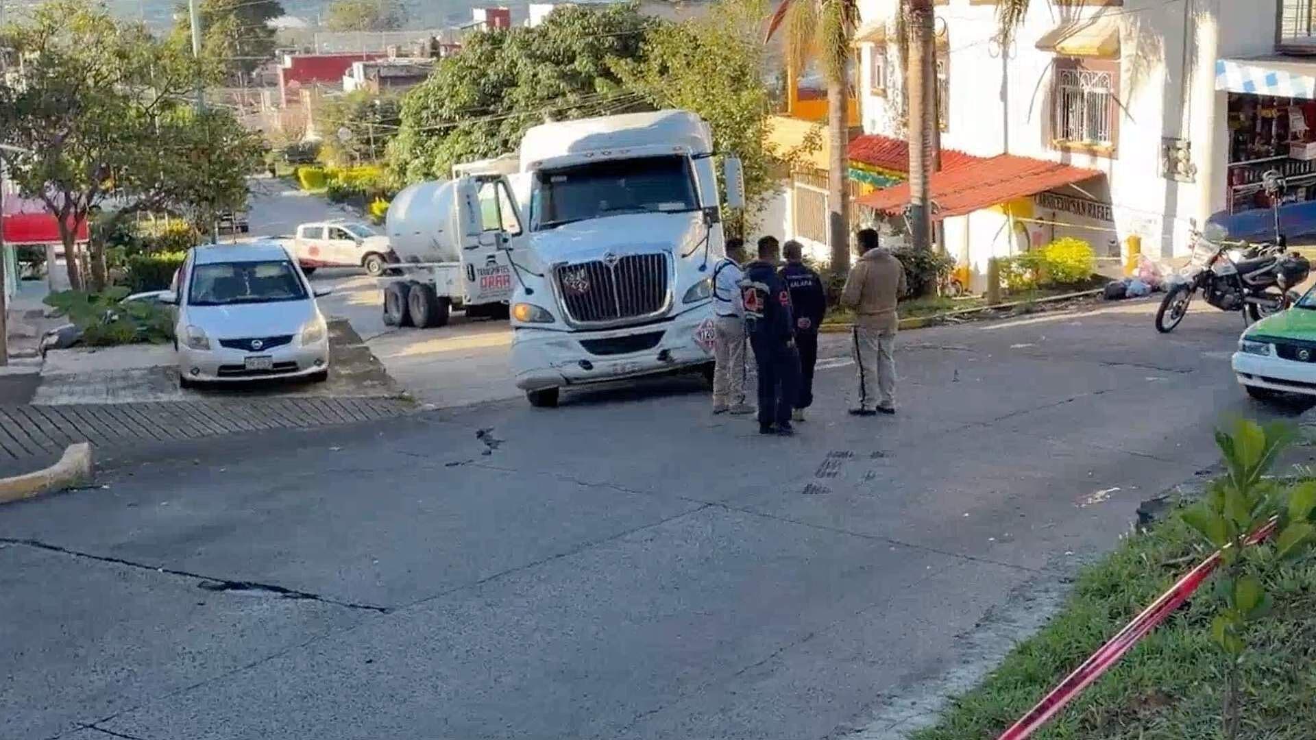 Pipa Cargada con Gasolina se Queda Atorada en Calles de Xalapa