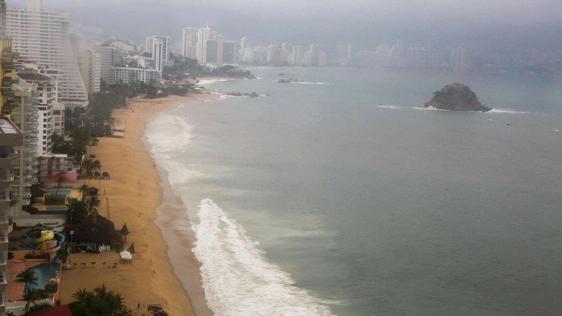 Acapulco Permanece Cerrado a la Navegación
