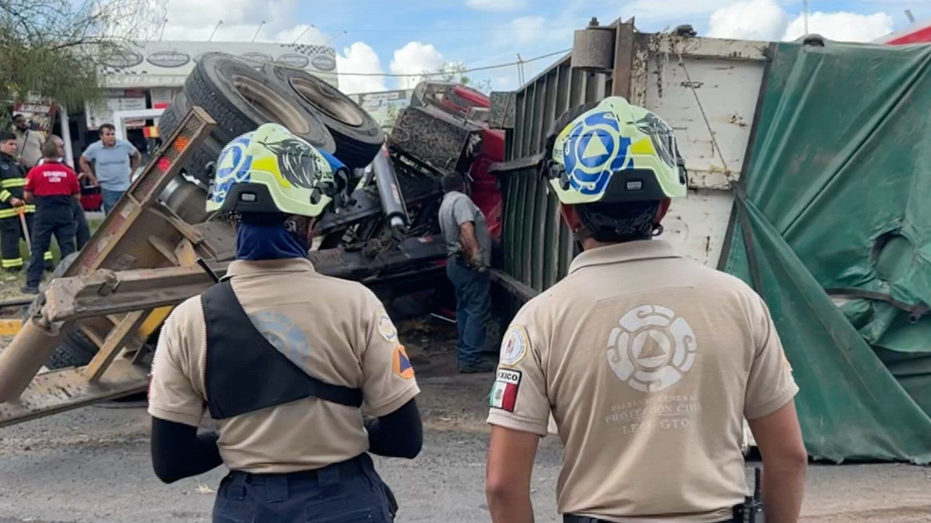 Camión de Carga se Voltea al Quedarse sin Frenos en el Bulevar Mariano Escobedo en León