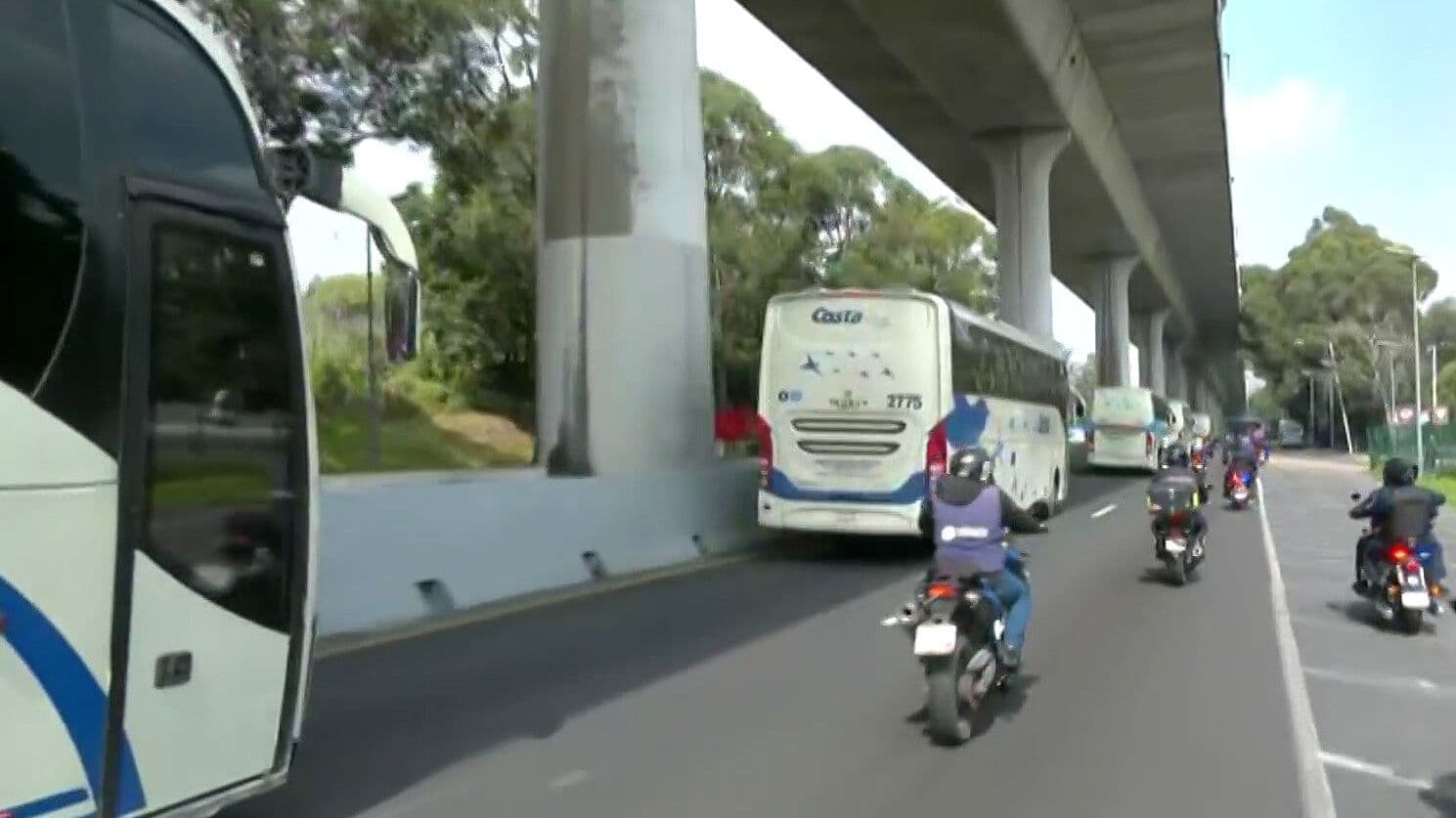 Normalistas de Ayotzinapa Llegan a CDMX; Prevén Cortes Viales por Caravana de 23 Autobuses