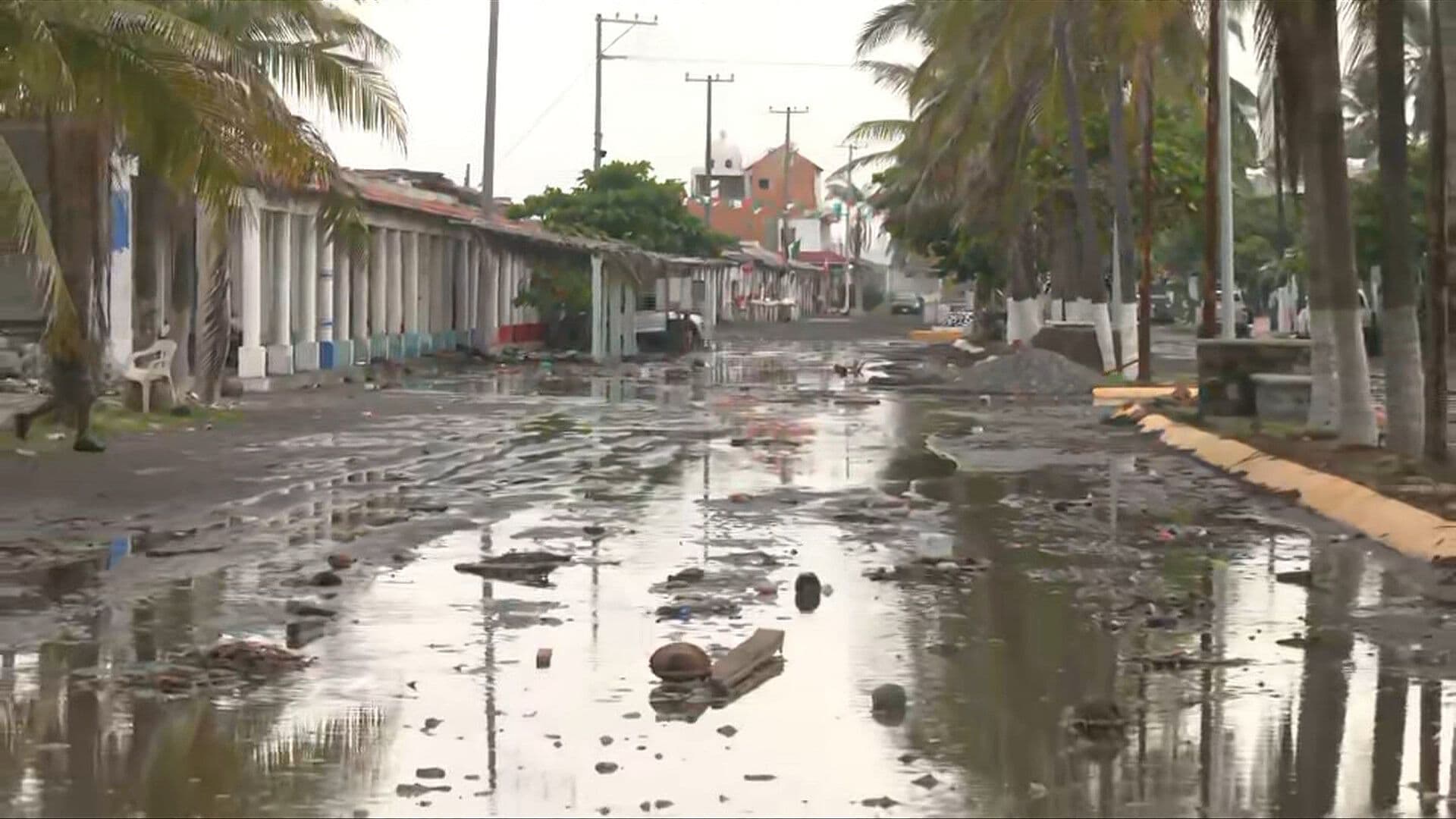 Bandera Negra en Colima: Enormes Olas Inundan Calles tras el Paso de Polo