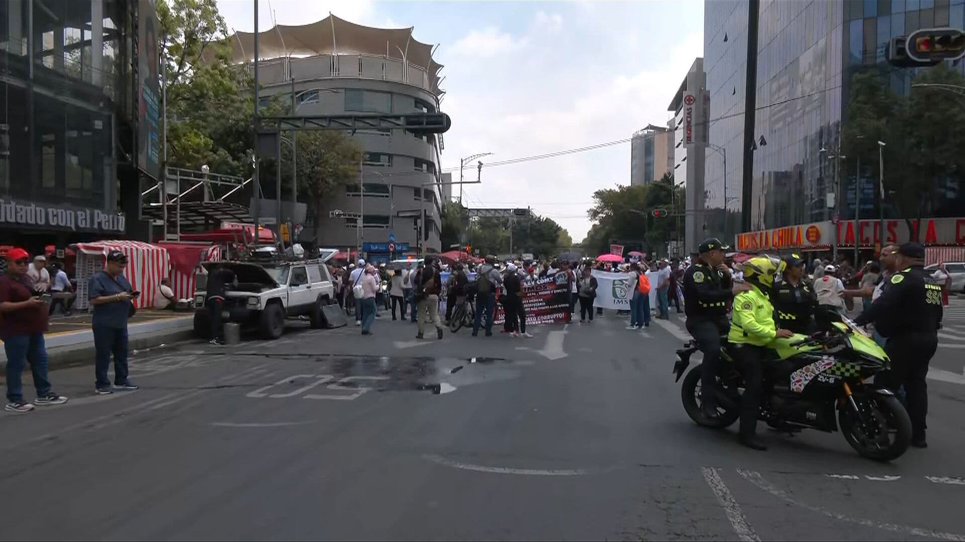 Caos Vial Cerca del Metrobús Nuevo León por Manifestación