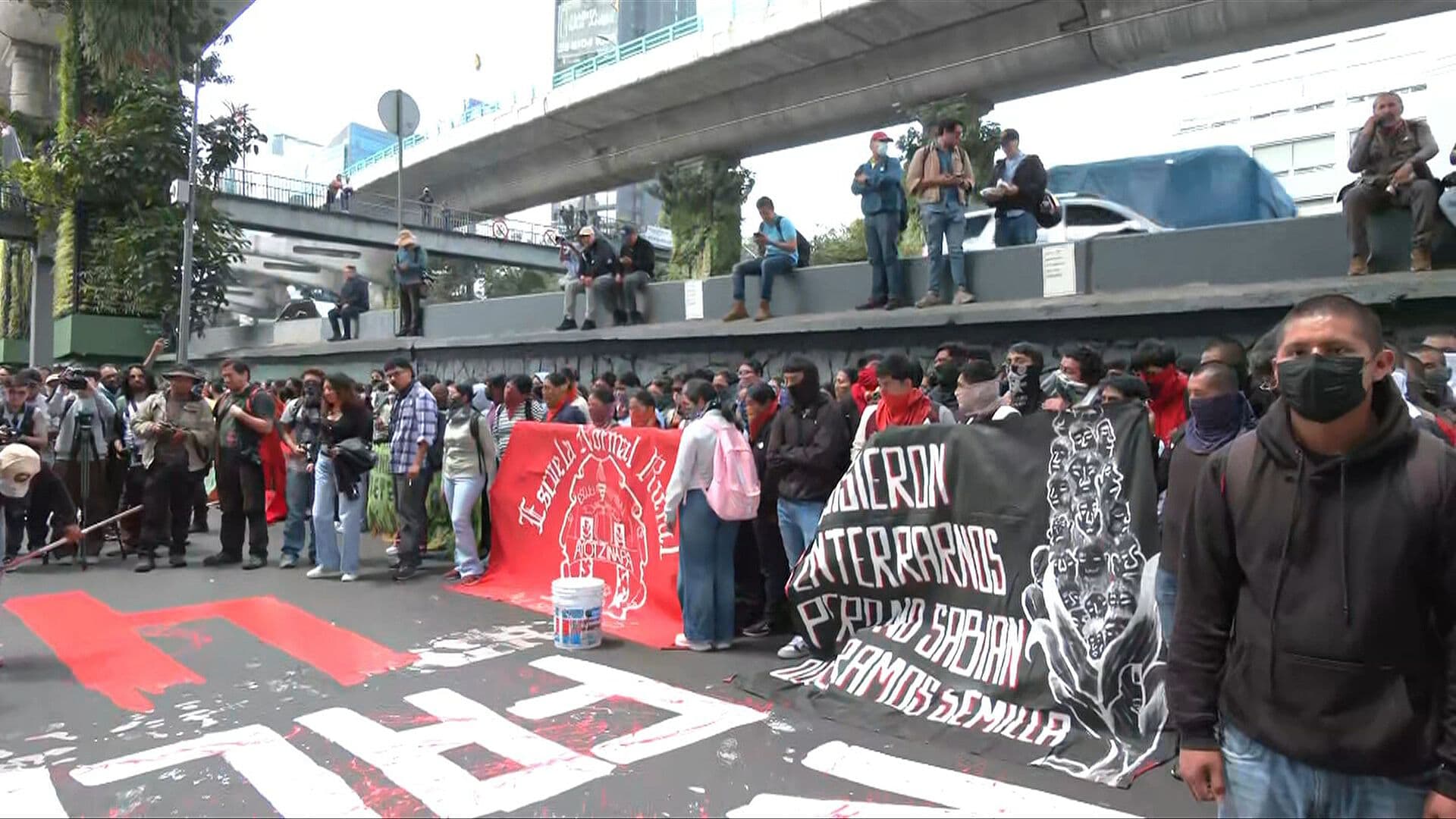 Normalistas Realizan Pintas en Inmediaciones de la CNDH
