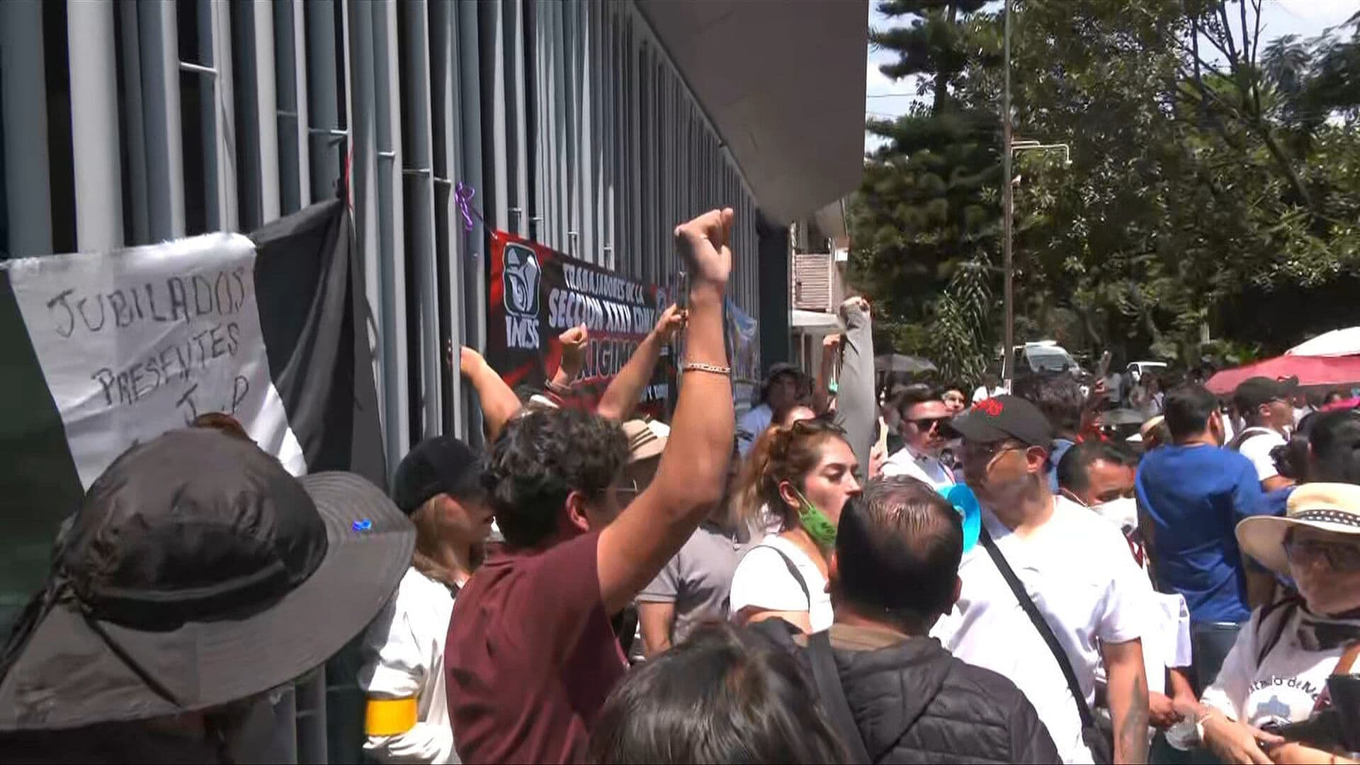 Manifestantes Intentan Abrir las Oficinas del IMSS en CDMX