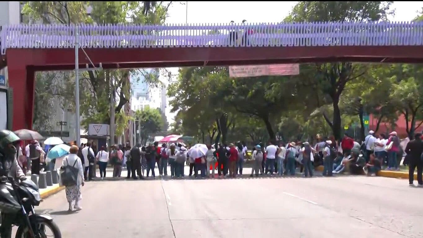 Bloqueo en Circuito Interior Hoy: Trabajadores del IMSS Cierran Ambos Sentidos