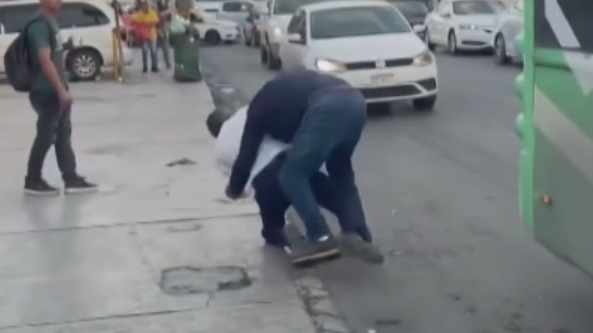 Video | Graban Pelea entre Automovilista y Chofer en Apodaca, Nuevo León