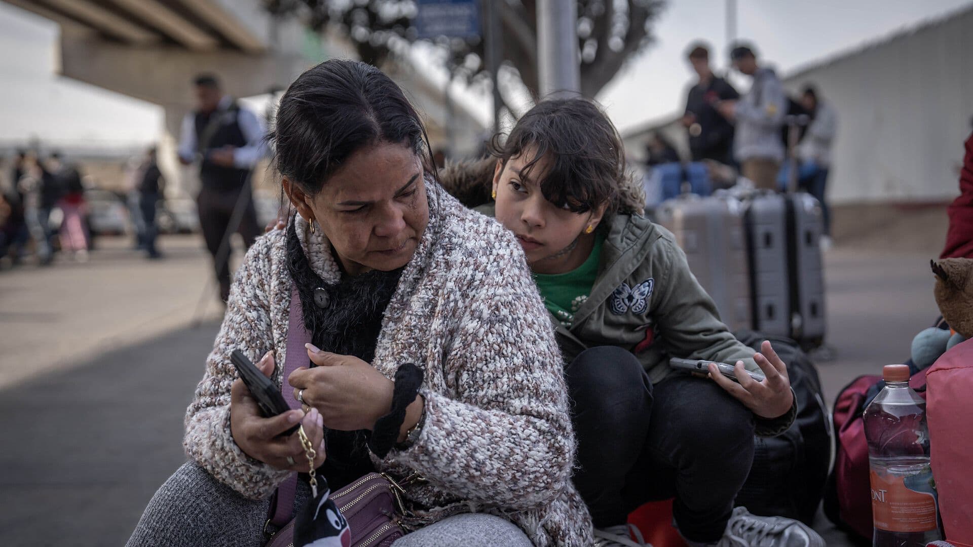 Familias Celebran Suspensión de Celulares en el Aula, pero Piden Reglamento