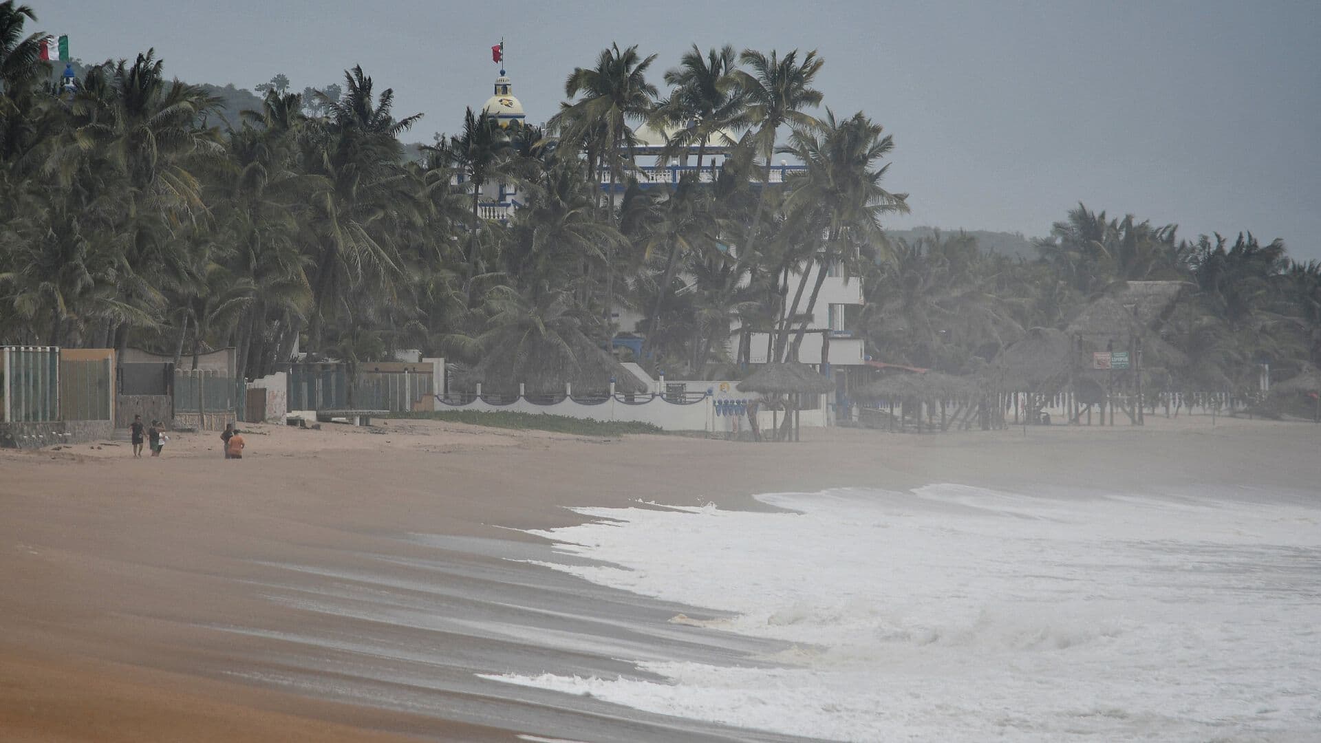 Cierran Acceso a las Playas de Colima por Llegada de Huracán 'Polo'