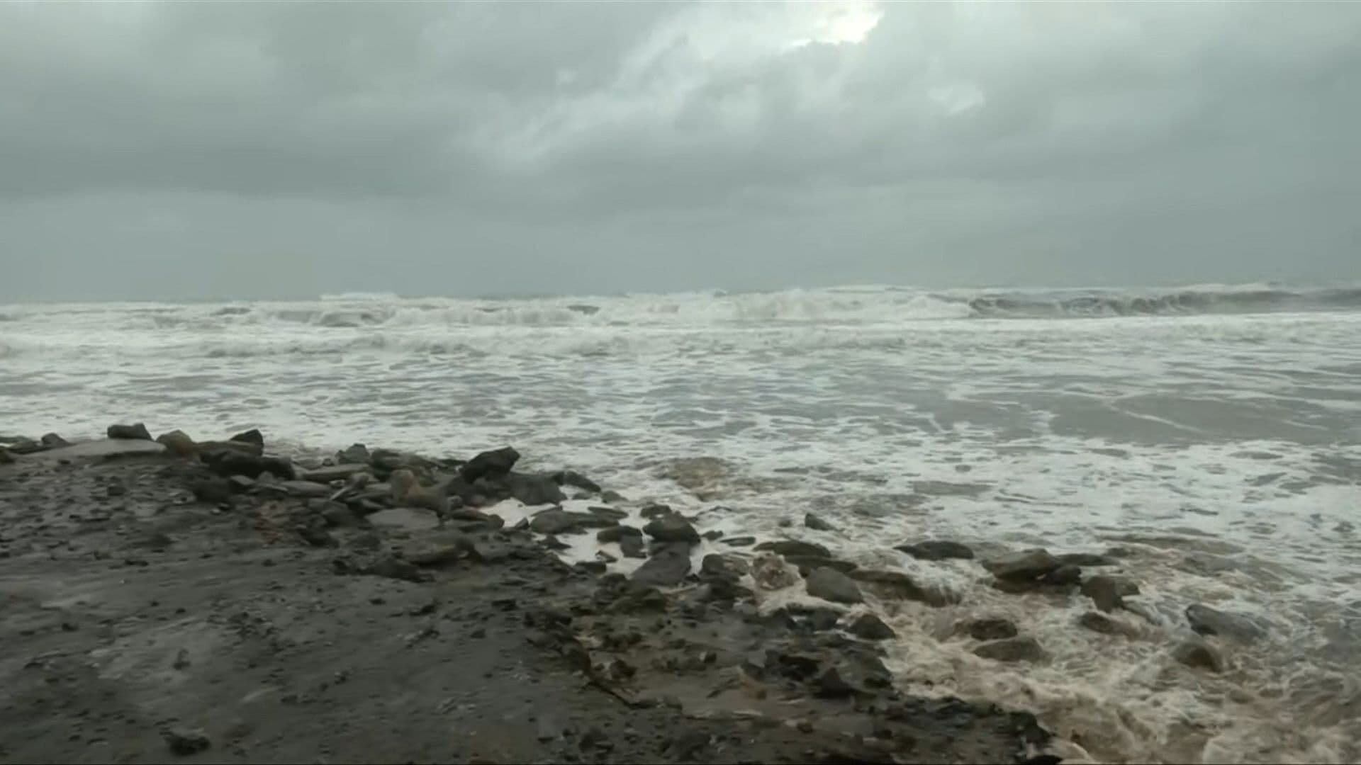 Huracán Polo Destruye Restaurantes y Negocios de Playa Azul en Lázaro Cárdenas